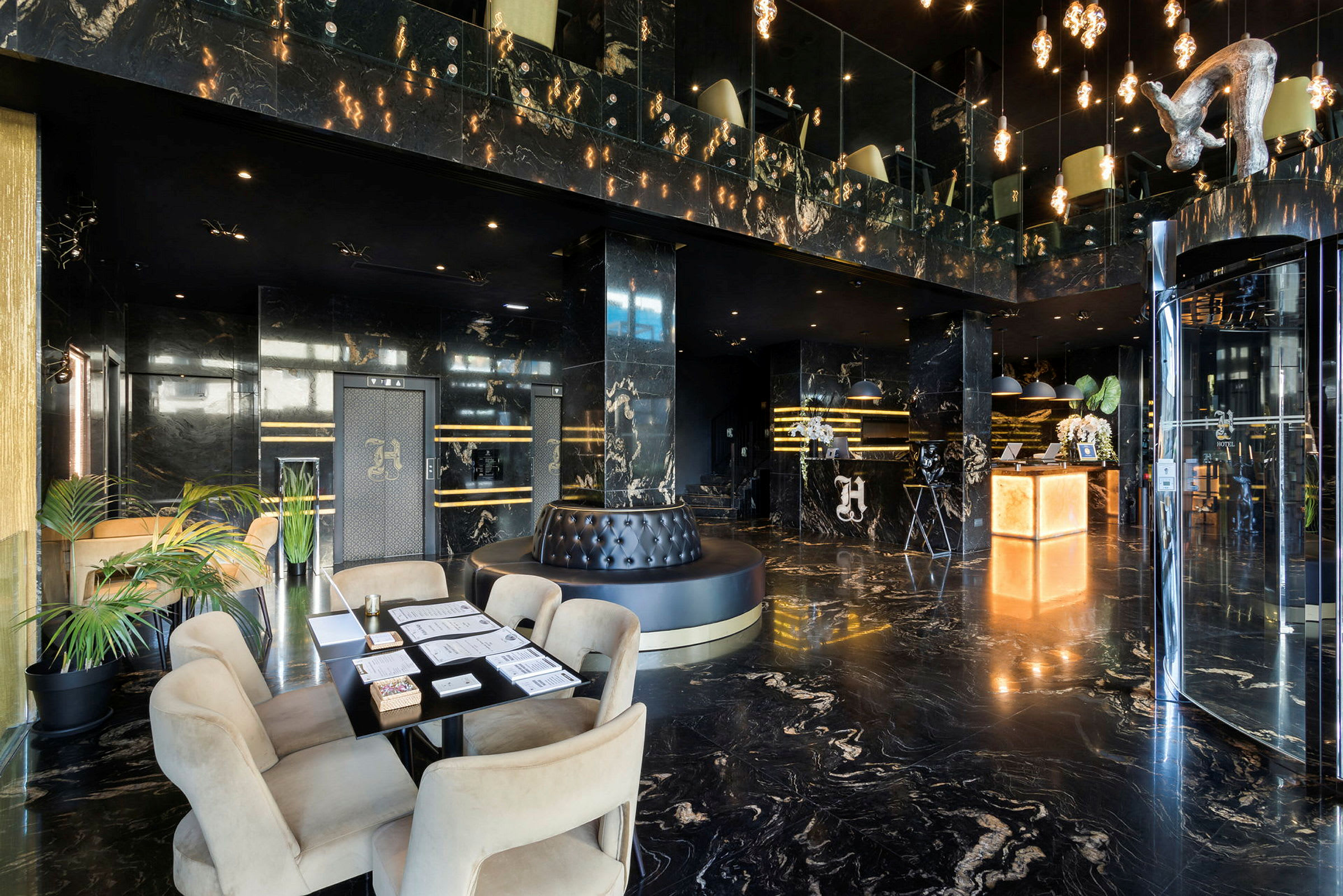 Bilde av en hotellobby med elegant sort marmordesign, sittegruppe og resepsjon. (AI-generert tekst)