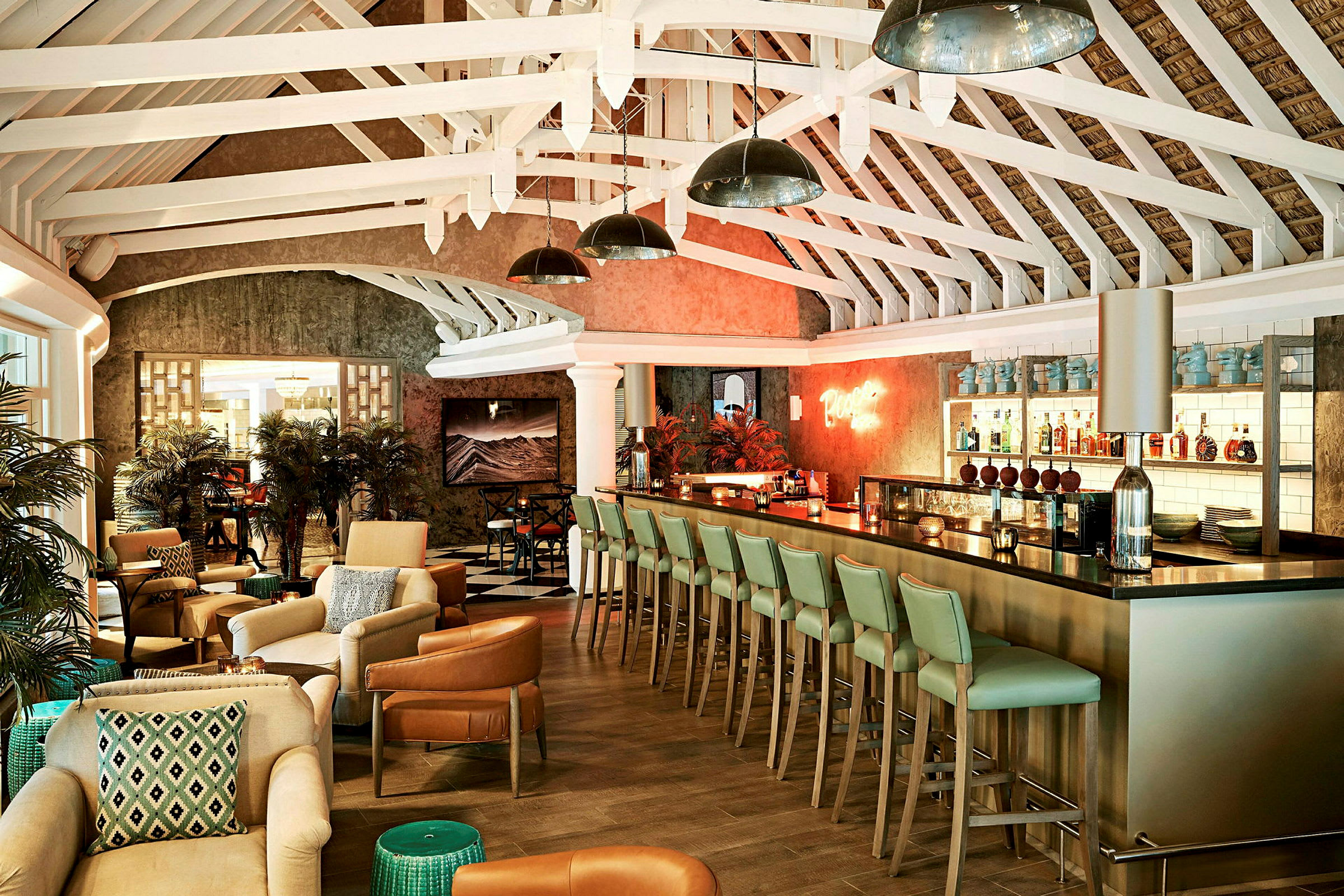 En stilig interiør av en lounge med bar, sittemøbler og dekorative detaljer. (AI-generert tekst)