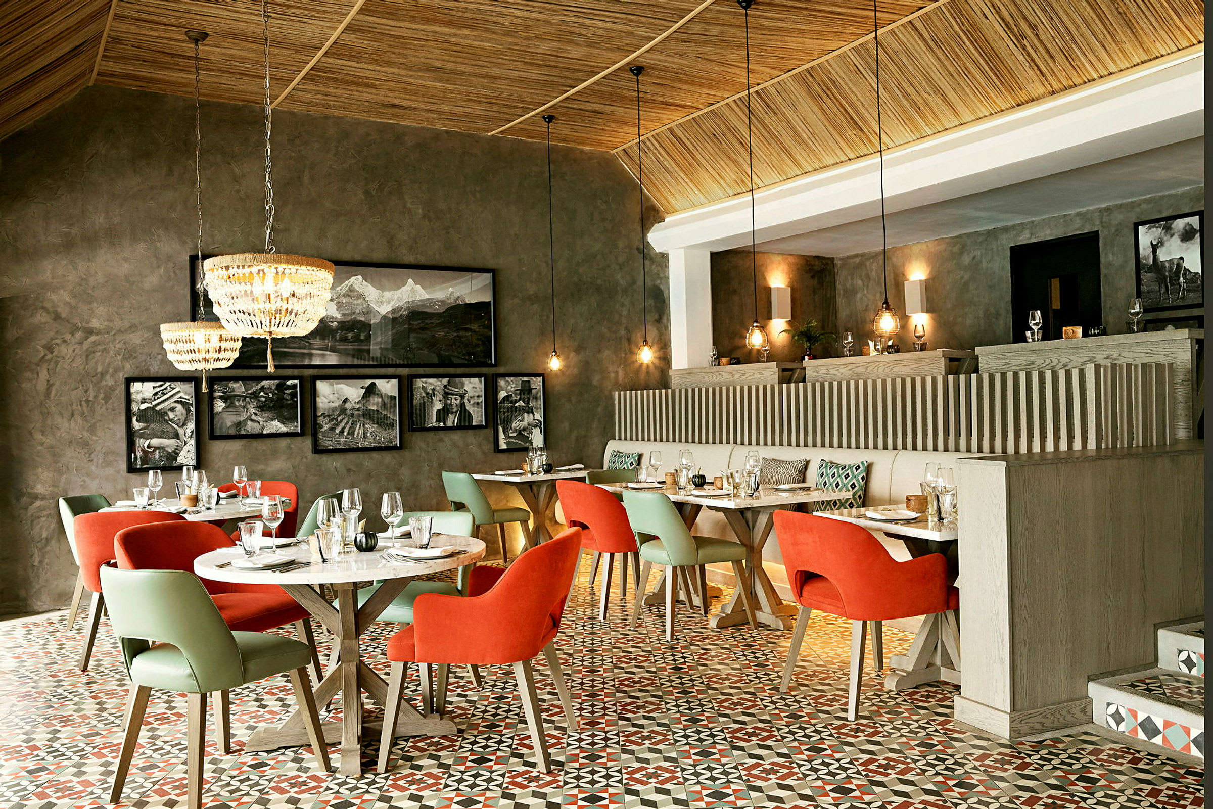 Restaurant med fargerike stoler og lysekroner, dekorert med fotografier og subtil belysning. (AI-generert tekst)