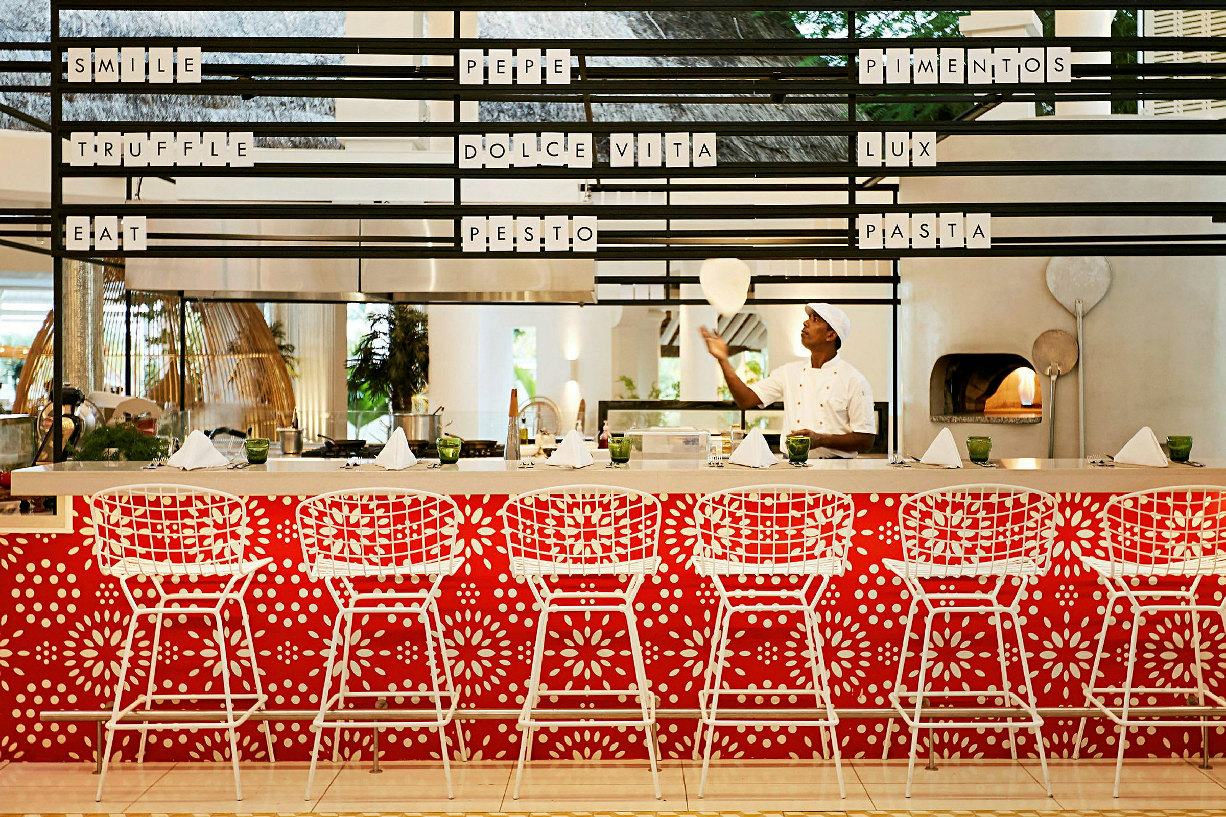 Moderne restaurant med dekorert bardisk og hvite stoler. (AI-generert tekst)