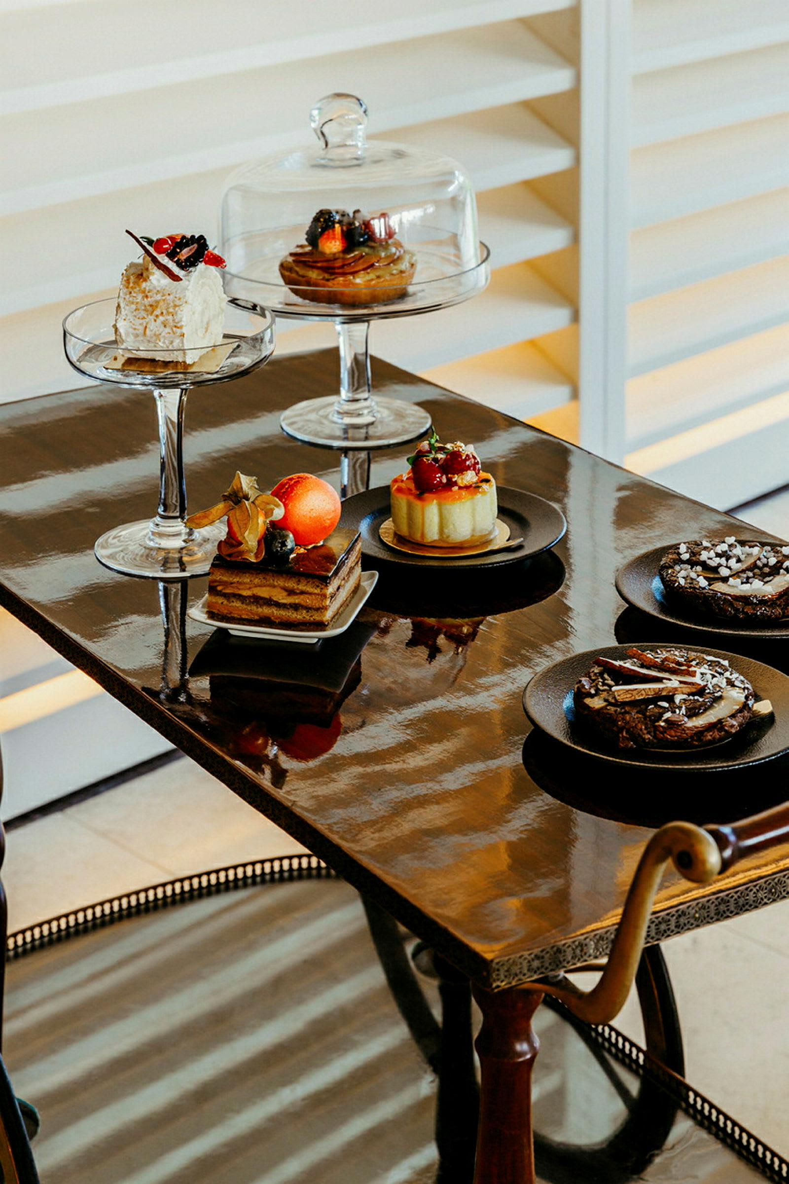 En bordflate med et utvalg av elegante bakverk, inkludert kaker og desserter. (AI-generert tekst)