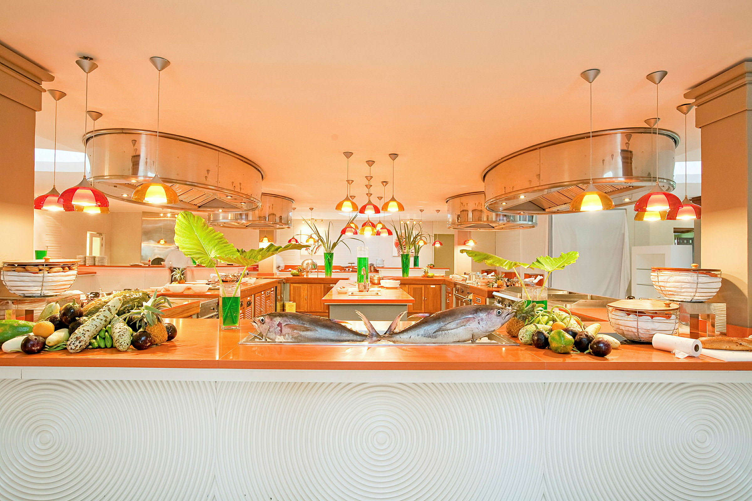 En elegant buffet med dekorative elementer og matvarer på en kjøkkenbenk i en godt opplyst spisesal. (AI-generert tekst)