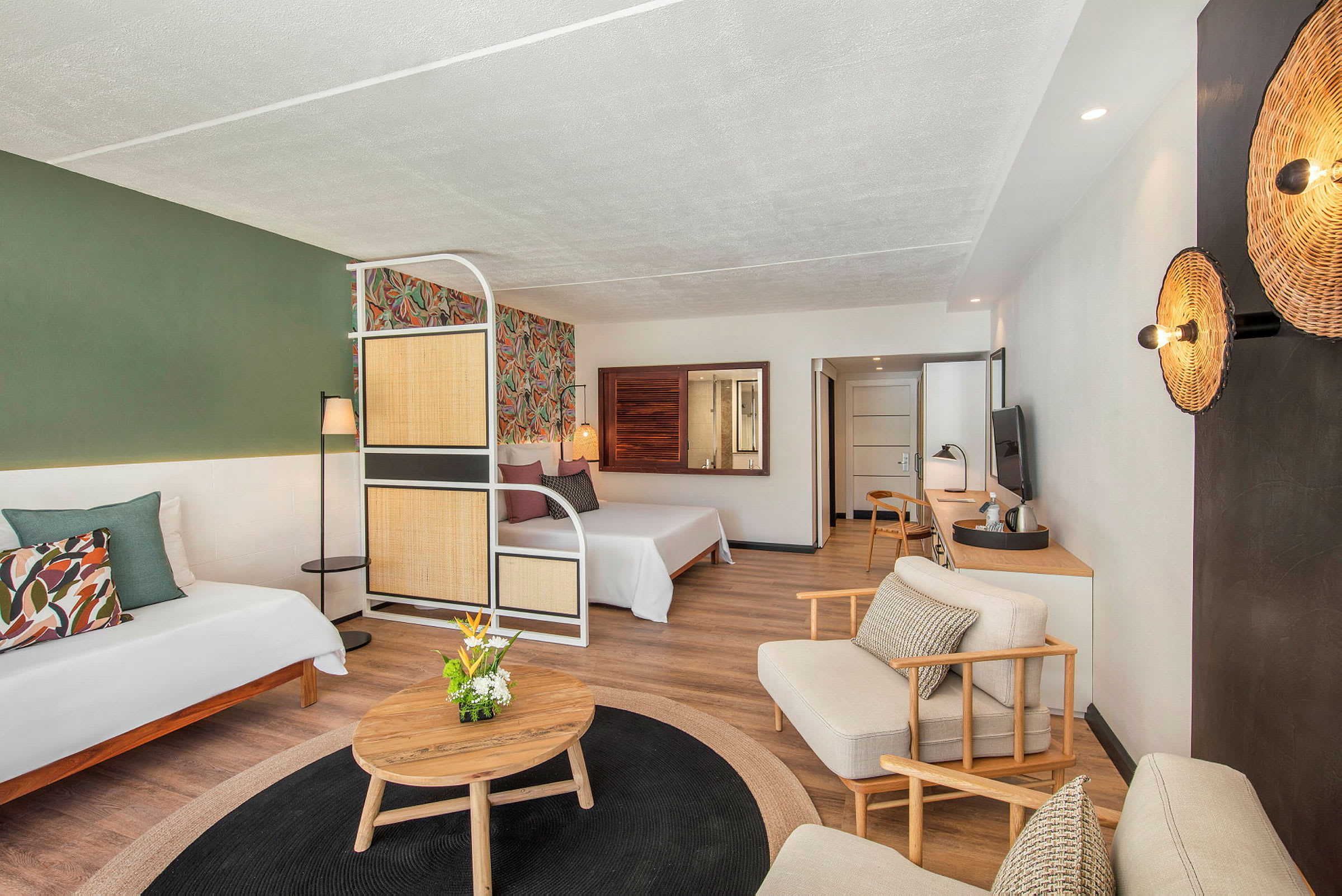 Moderne innredet hotellrom med sittegruppe og sengeplass. (AI-generert tekst)