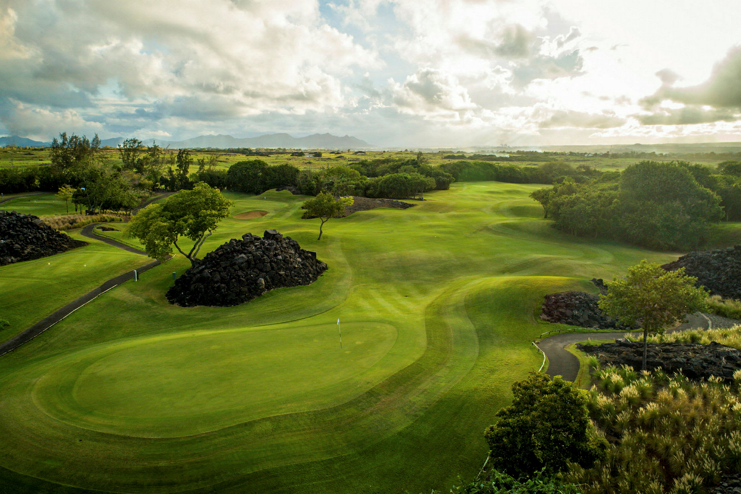 En golfbane med frodige og åpne landskap. (AI-generert tekst)