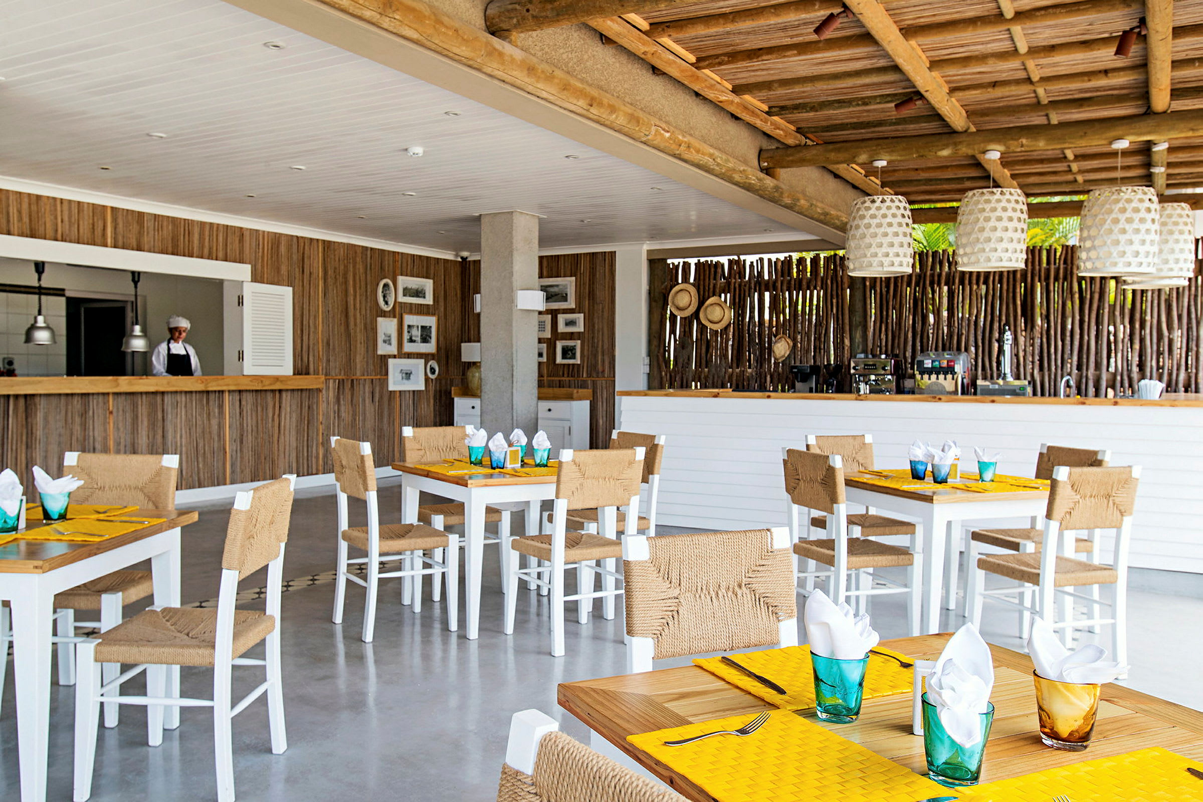 Interiør av restaurant med dekkede bord og treinnredning. (AI-generert tekst)