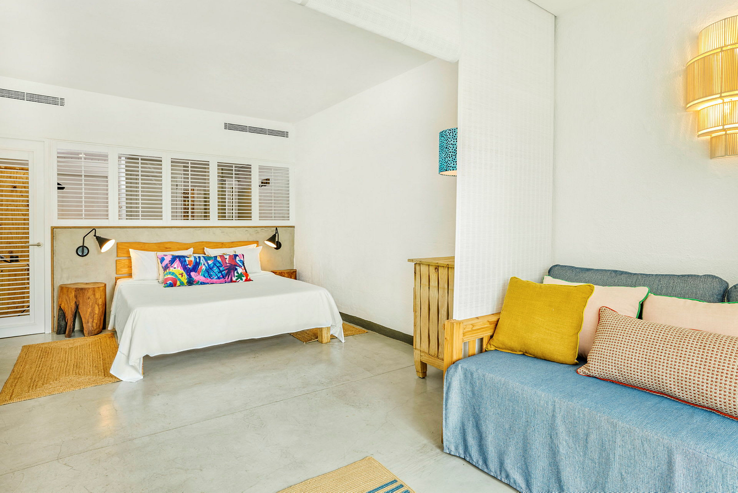 Hotellrom med en seng og sofa. (AI-generert tekst)