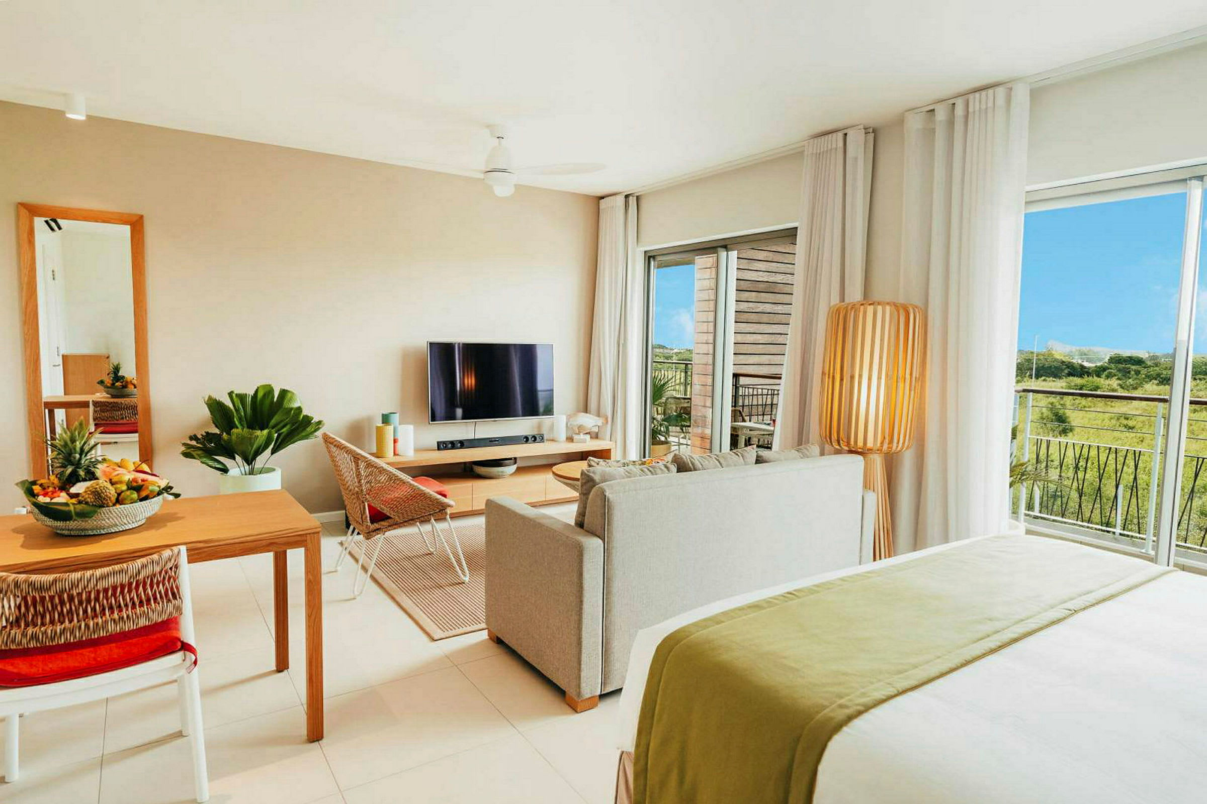 Moderne innredet leilighet med stue, spiseplass, TV og utsikt over grøntområder. (AI-generert tekst)