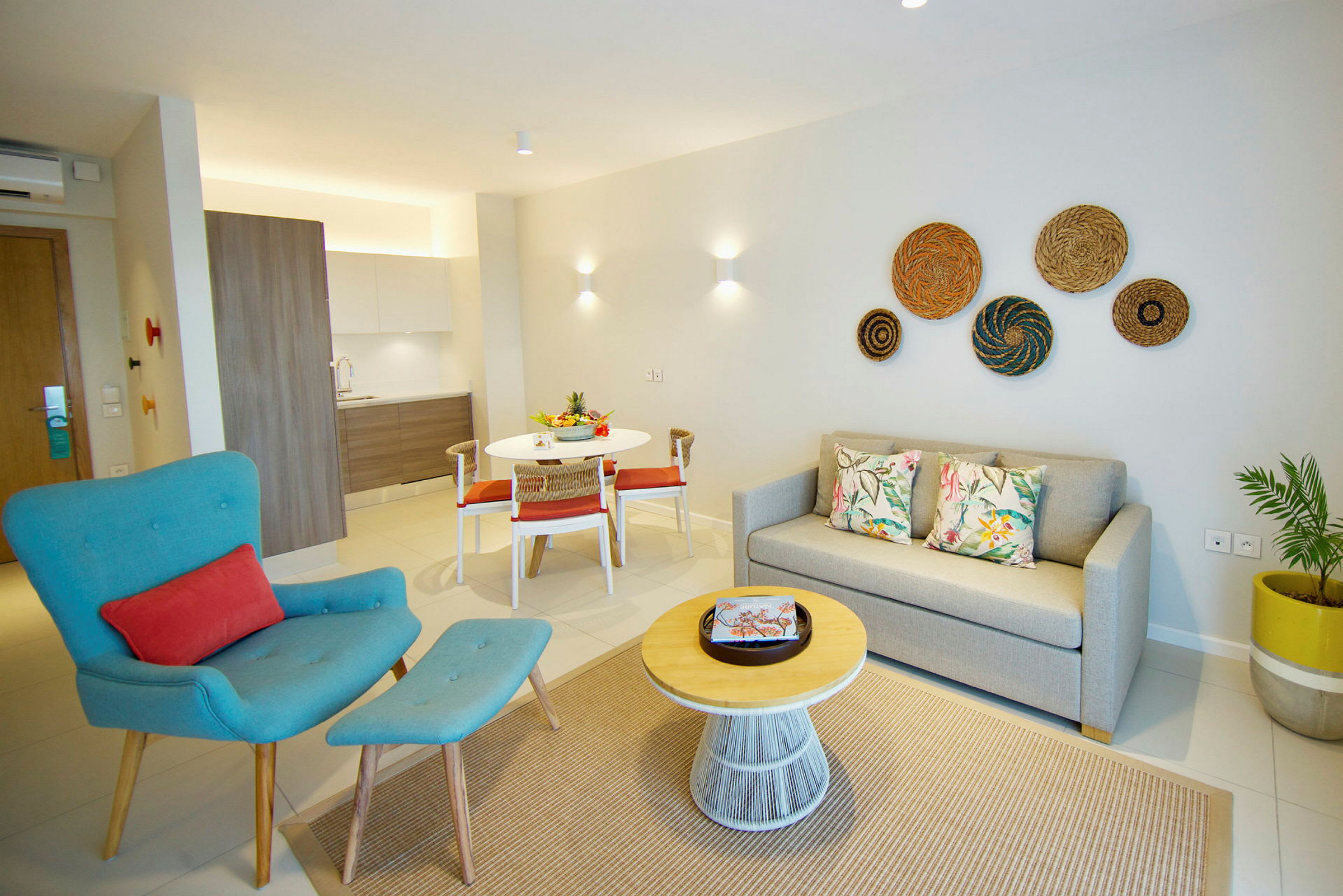 Moderne leilighet med sofa, lenestol, spisebord og kjøkkenkrok. (AI-generert tekst)