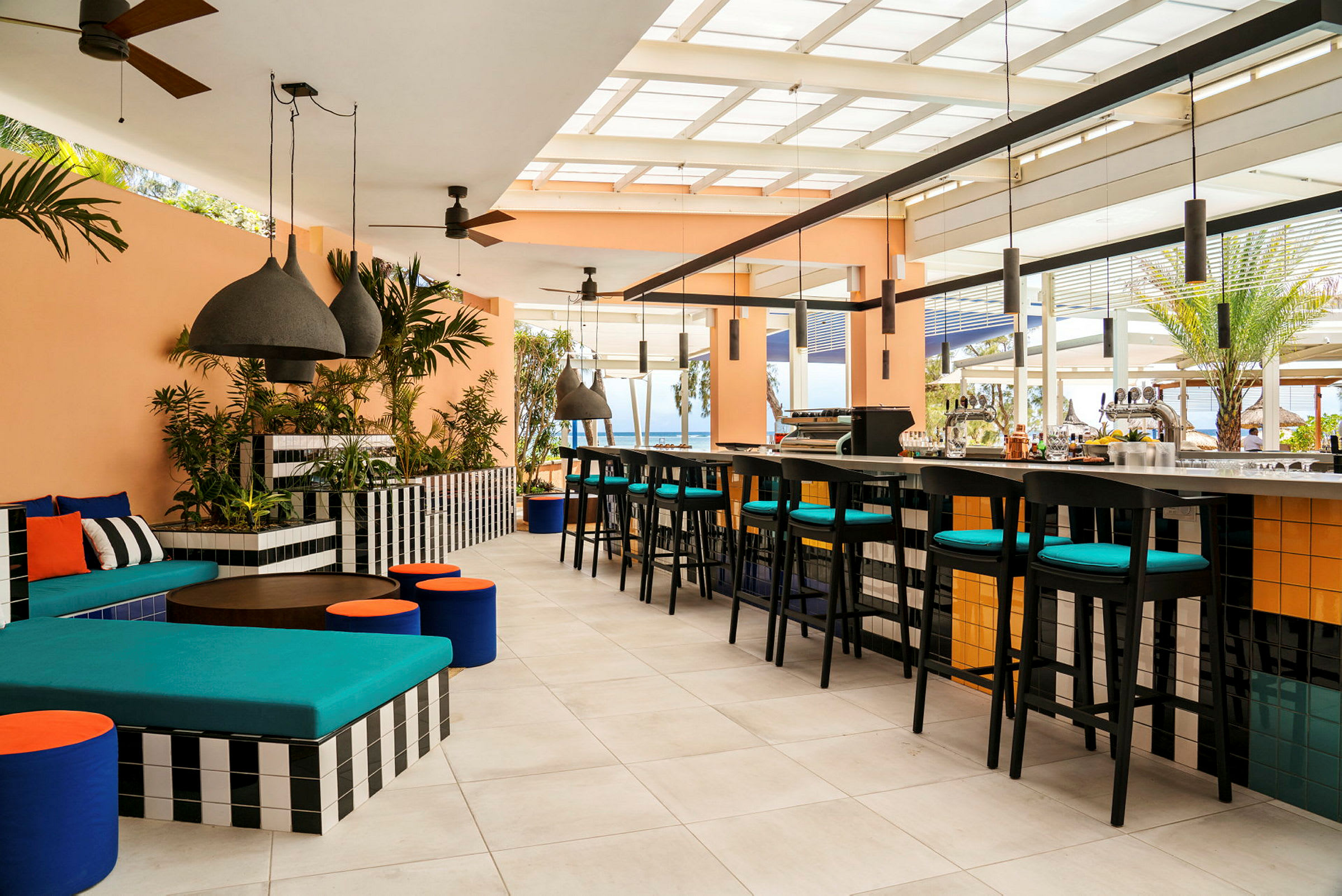 En moderne bar med sitteplasser og fargerik innredning. (AI-generert tekst)