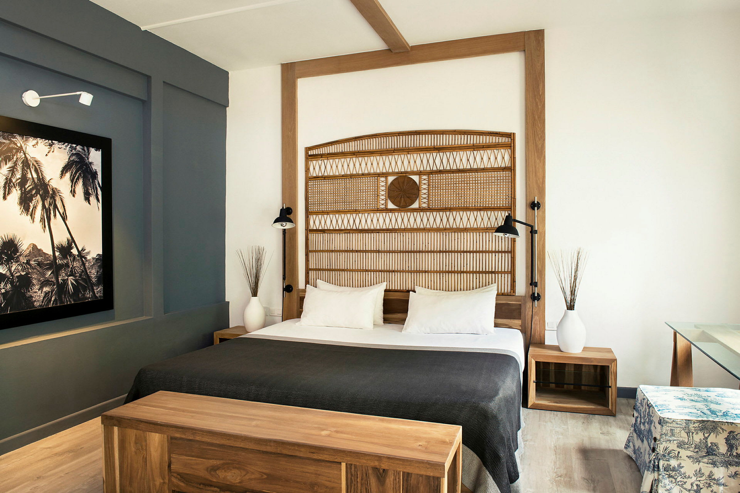 Et hotellrom med en dobbeltseng, tremøbler og moderne interiør. (AI-generert tekst)