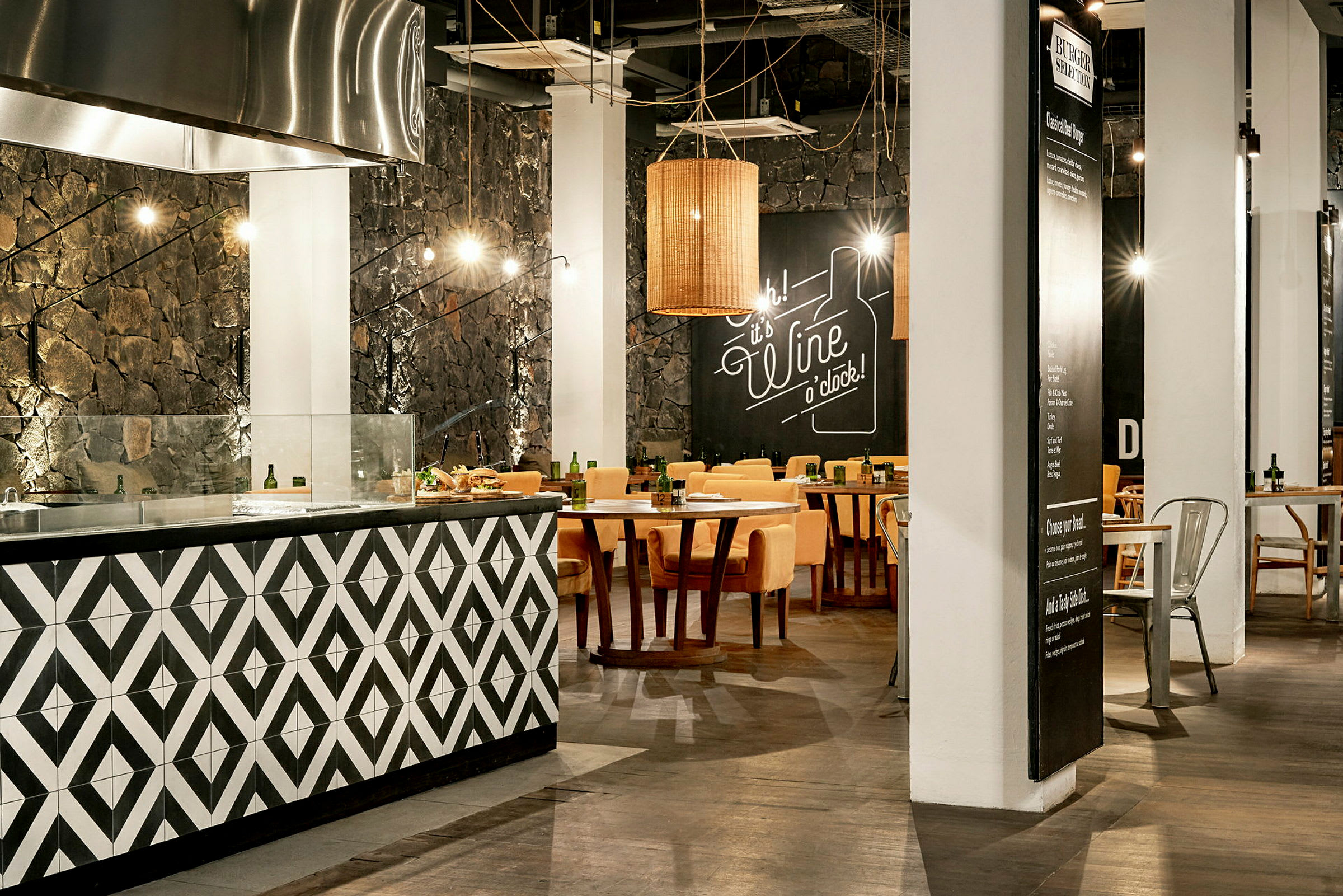 Interiøret til en moderne restaurant med dekorativt interiør, sitteplasser og en serveringsdisk. (AI-generert tekst)