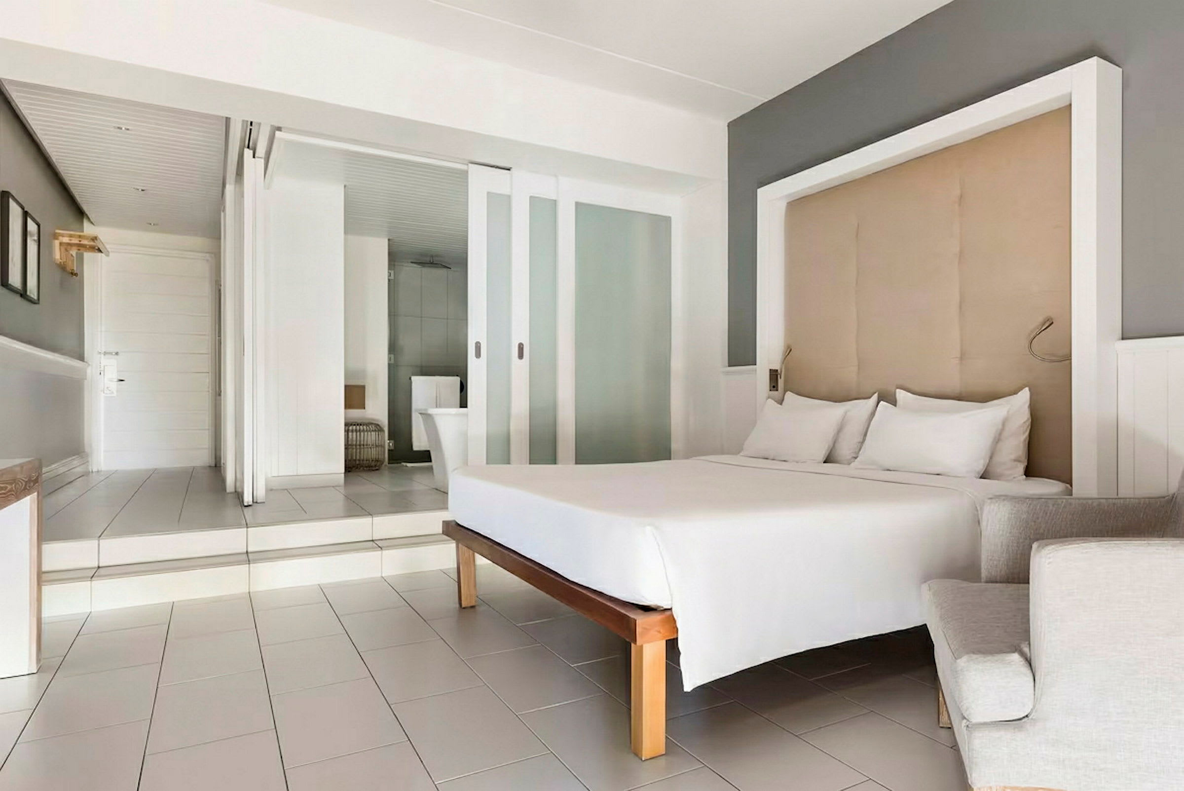Hotellrom med en dobbeltseng og moderne interiør. (AI-generert tekst)