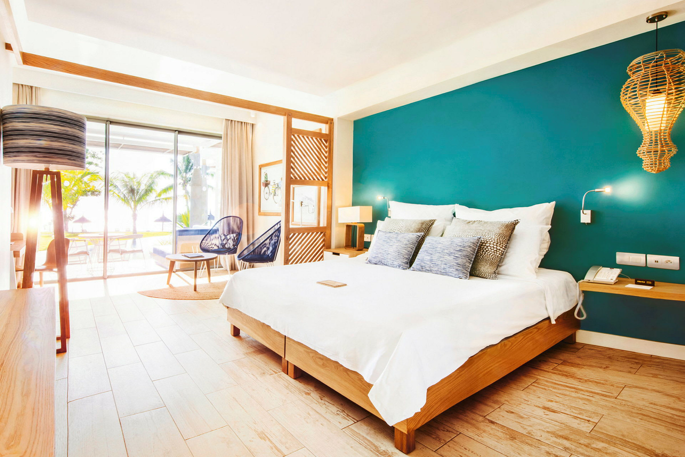 Moderne hotellrom med en dobbeltseng, sittegruppe og vindu med utsikt. (AI-generert tekst)