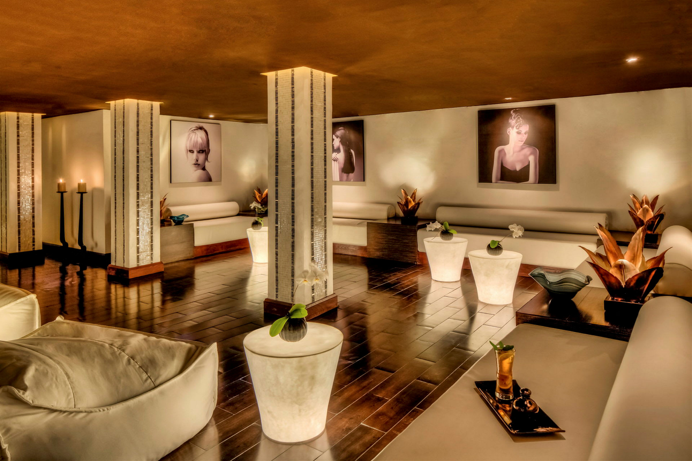 En elegant innredet lounge med hvite møbler og dekorative planter. (AI-generert tekst)