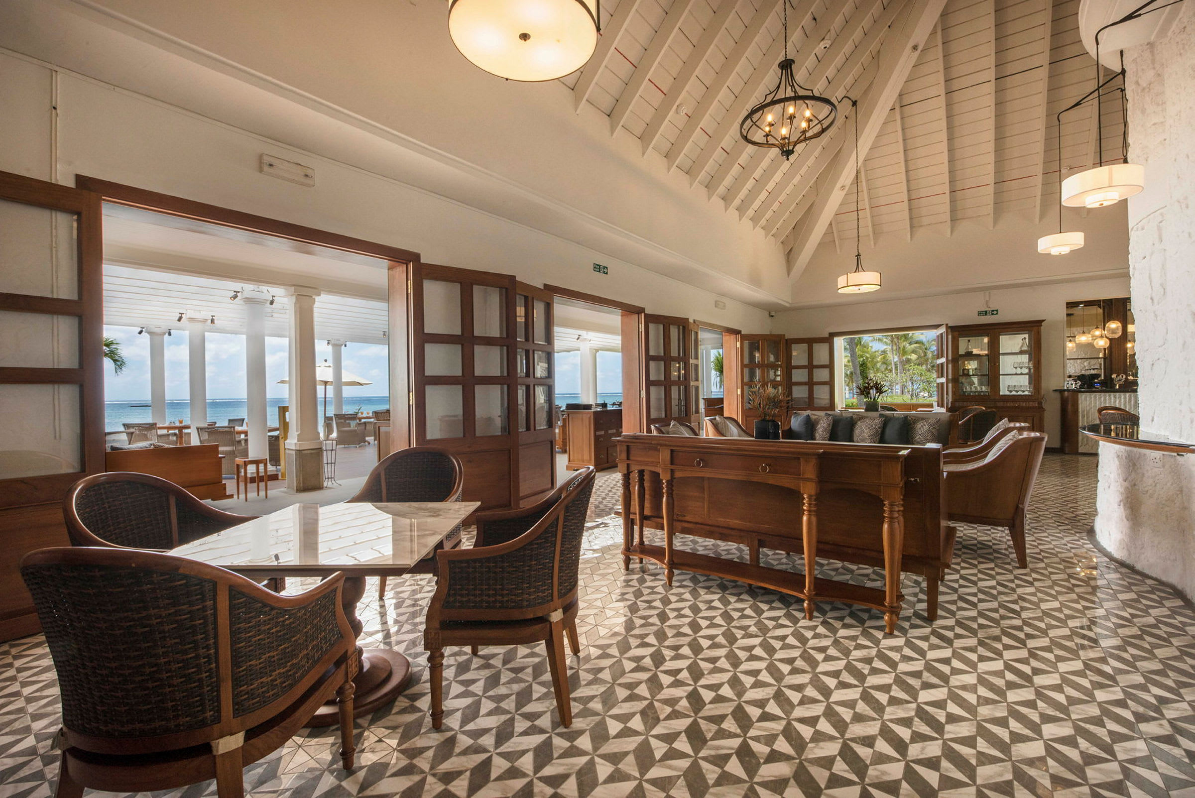 En elegant innredet innendørslounge med utsikt mot havet. (AI-generert tekst)