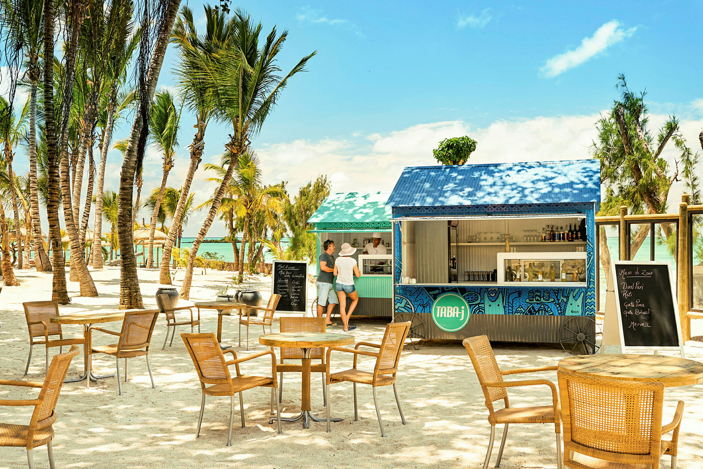 En strandbar omgitt av palmer med sitteplasser og en meny på svarte tavler. (AI-generert tekst)
