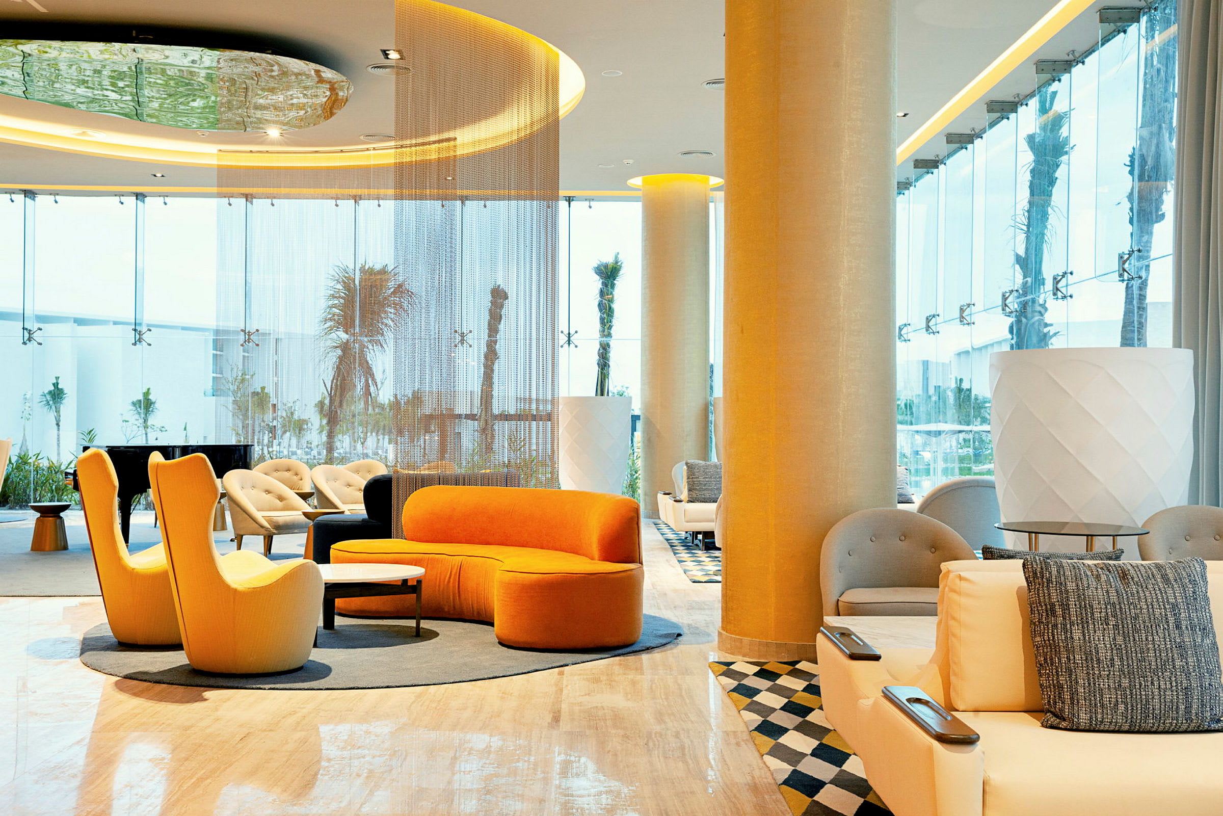 En moderne hotellobby med komfortable sittemøbler, store vinduer og stilfull dekor. (AI-generert tekst)