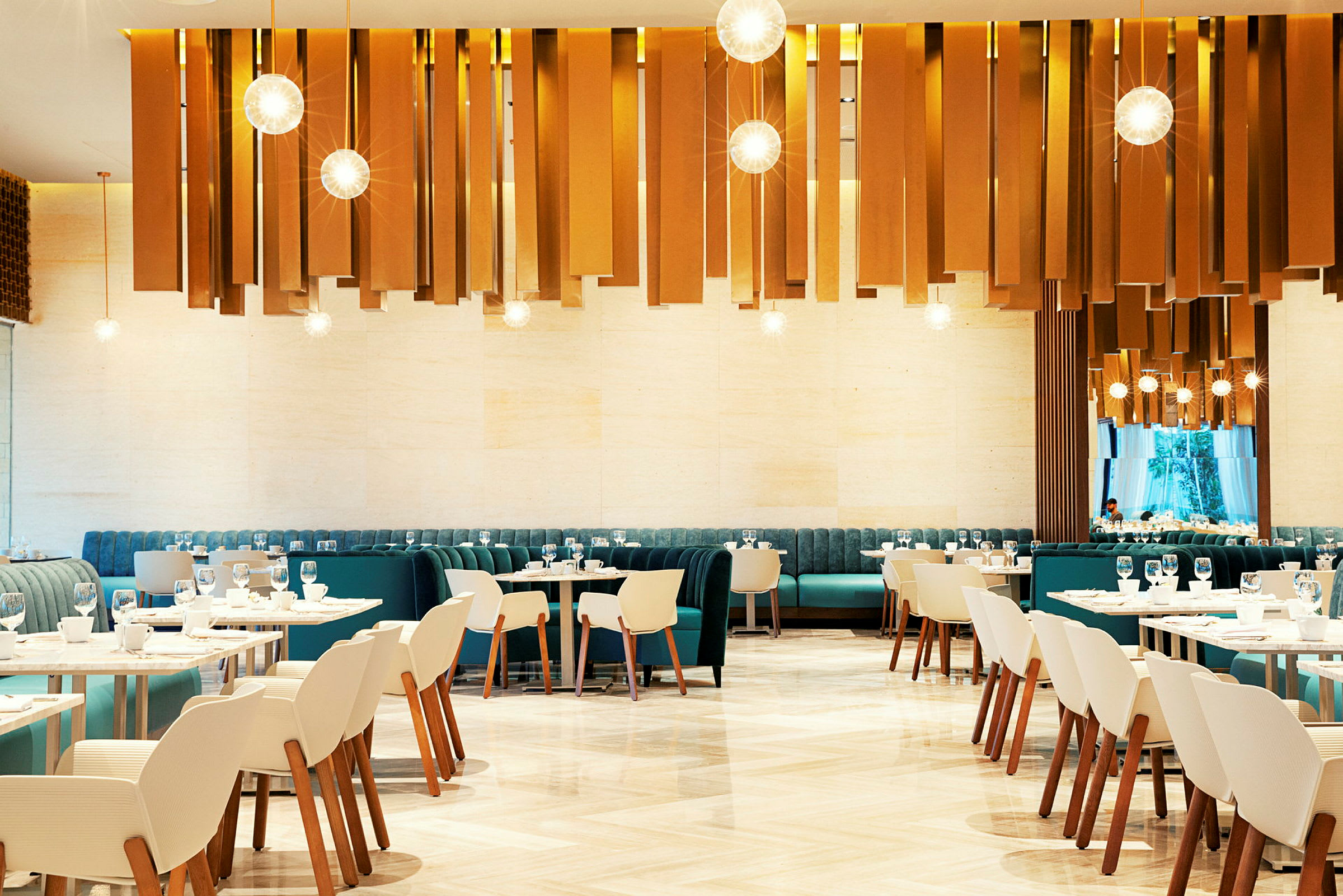 Elegant restaurant med dekkede bord, komfortable stoler og unik takdekorasjon. (AI-generert tekst)