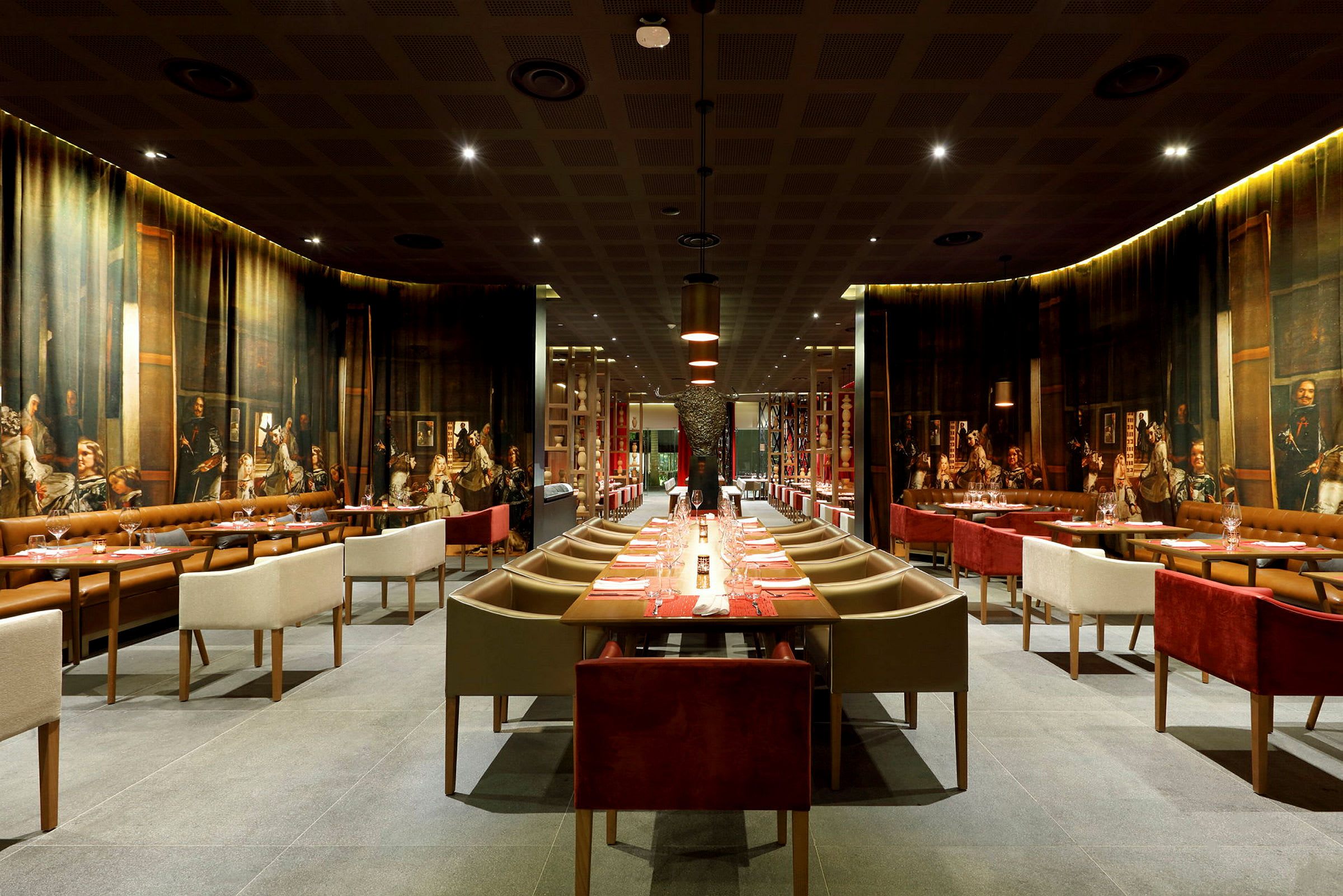 Elegant restaurant med dekkerte vegger og moderne møbler. (AI-generert tekst)