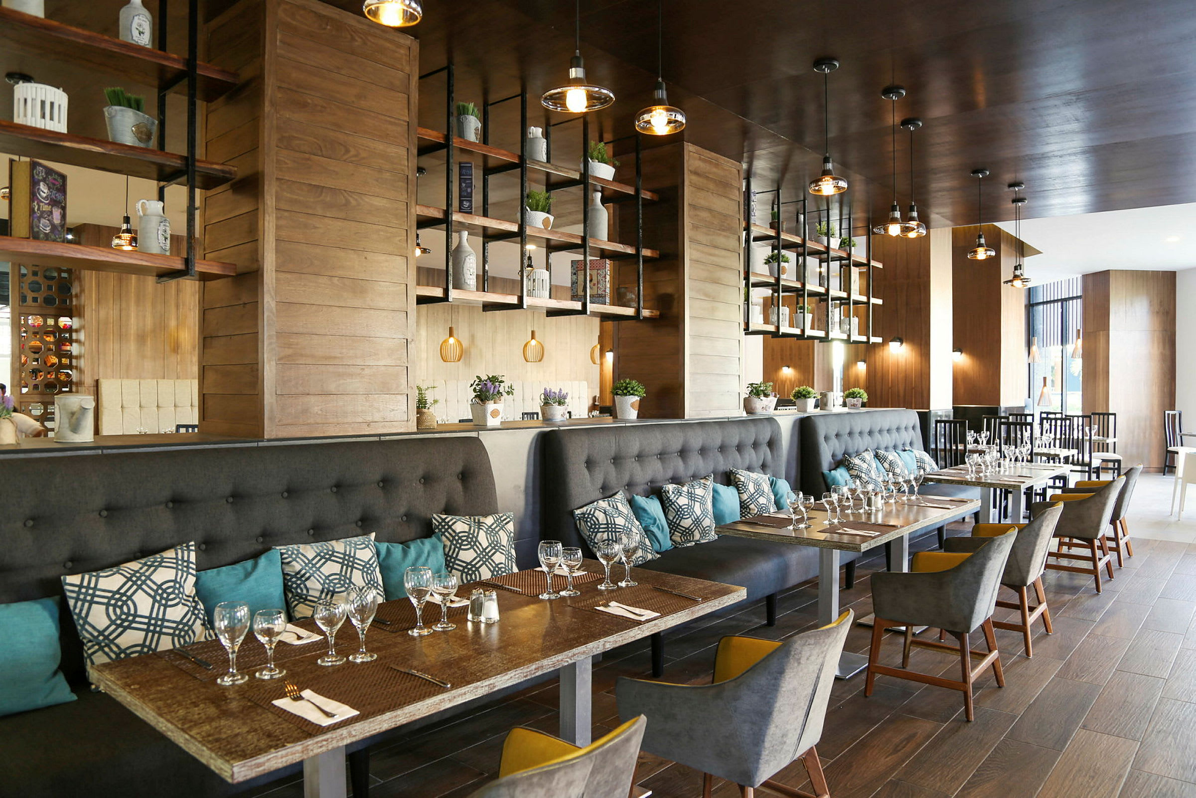 Interiørbilde av en elegant restaurant med stilig belysning og moderne interiør. (AI-generert tekst)