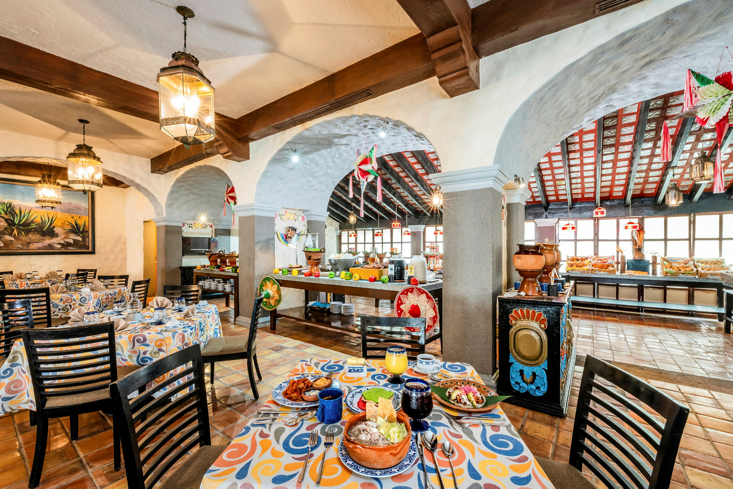 Bilde av en fargerikt dekorert restaurant med spisebord og en selvbetjent buffet. (AI-generert tekst)