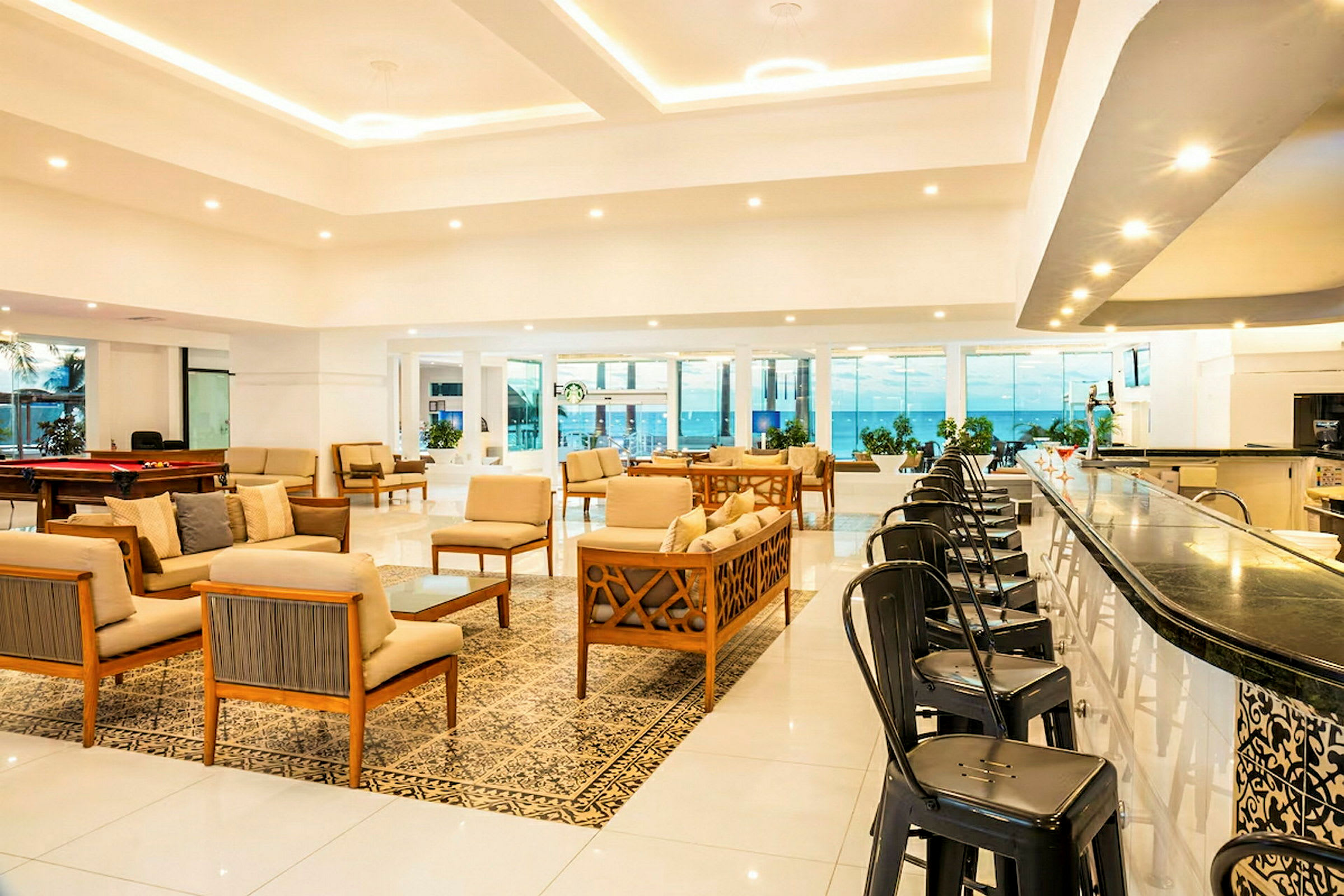 Et moderne hotellobby-område med sittegrupper og en bar. (AI-generert tekst)