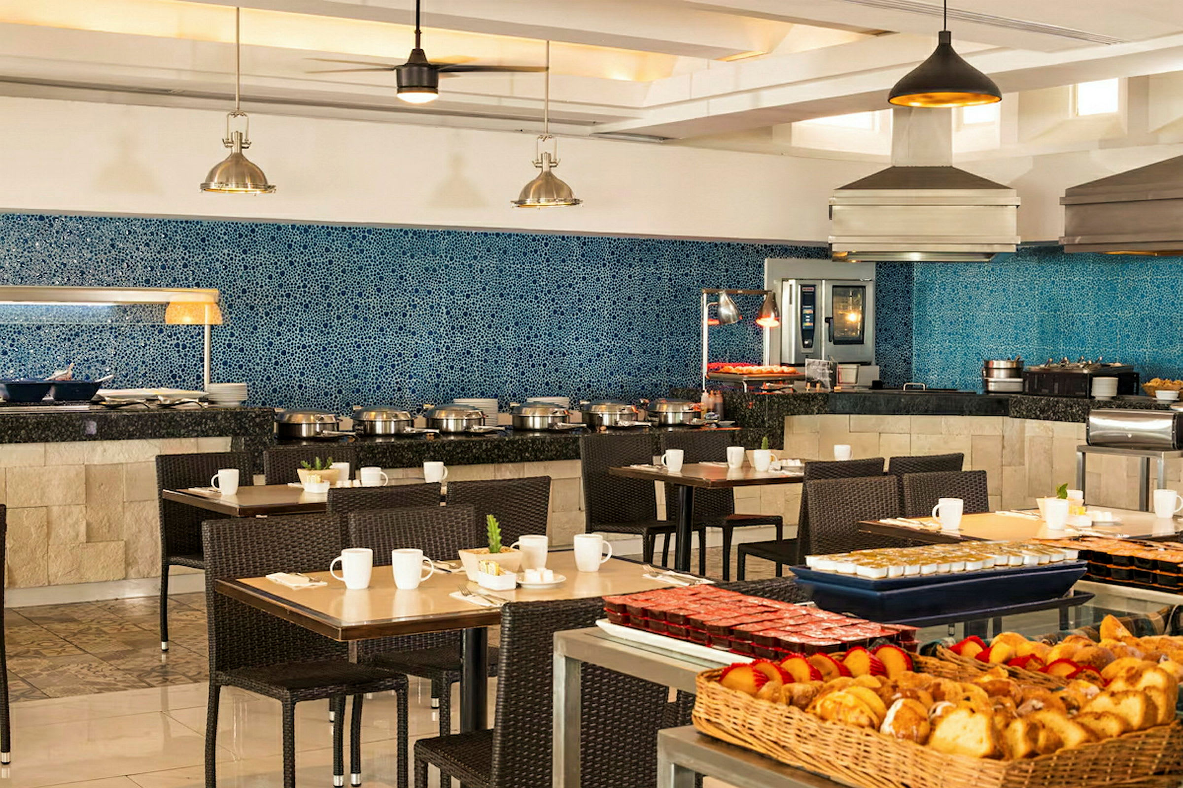En restaurant med buffetservering og flere bord klare for gjester. (AI-generert tekst)