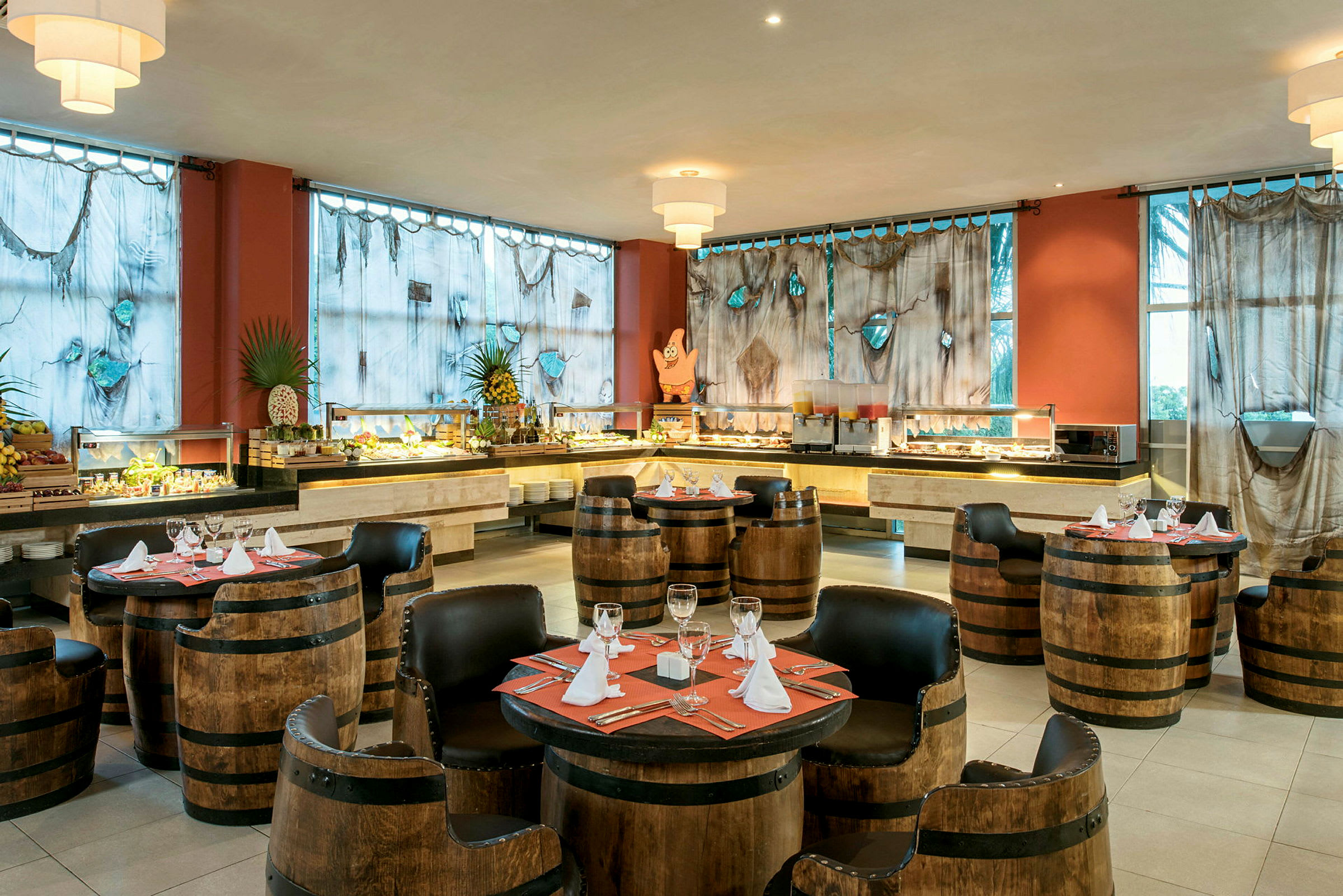 Et restaurantområde med karstoler og bord, omgitt av en buffet og dekorerte gardiner. (AI-generert tekst)
