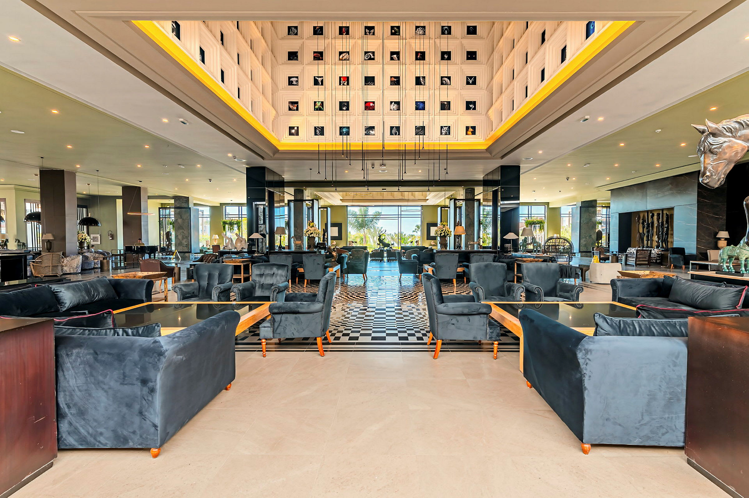 Moderne hotellobby med stiliserte sittegrupper og dekorativ innredning. (AI-generert tekst)