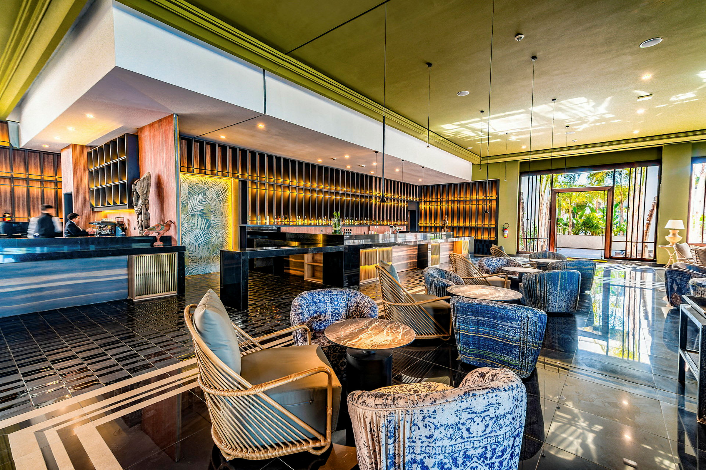 Hotellounge med sitteplasser og lys innredning. (AI-generert tekst)