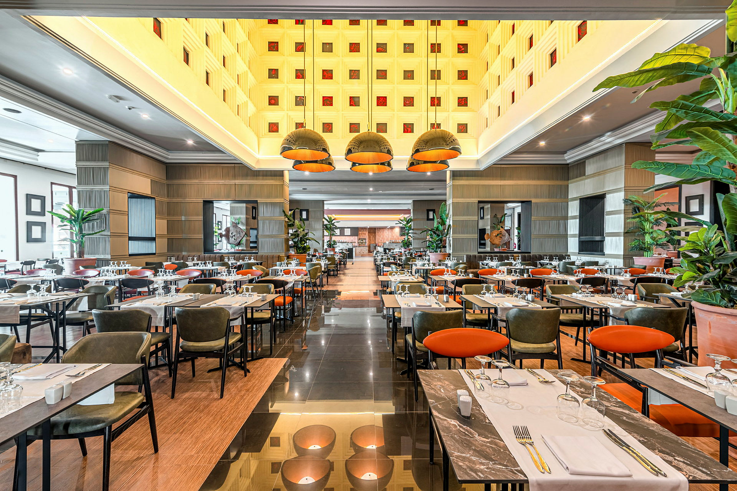 Bilde av en restaurant med dekkede bord, stoler og en moderne innredning. (AI-generert tekst)