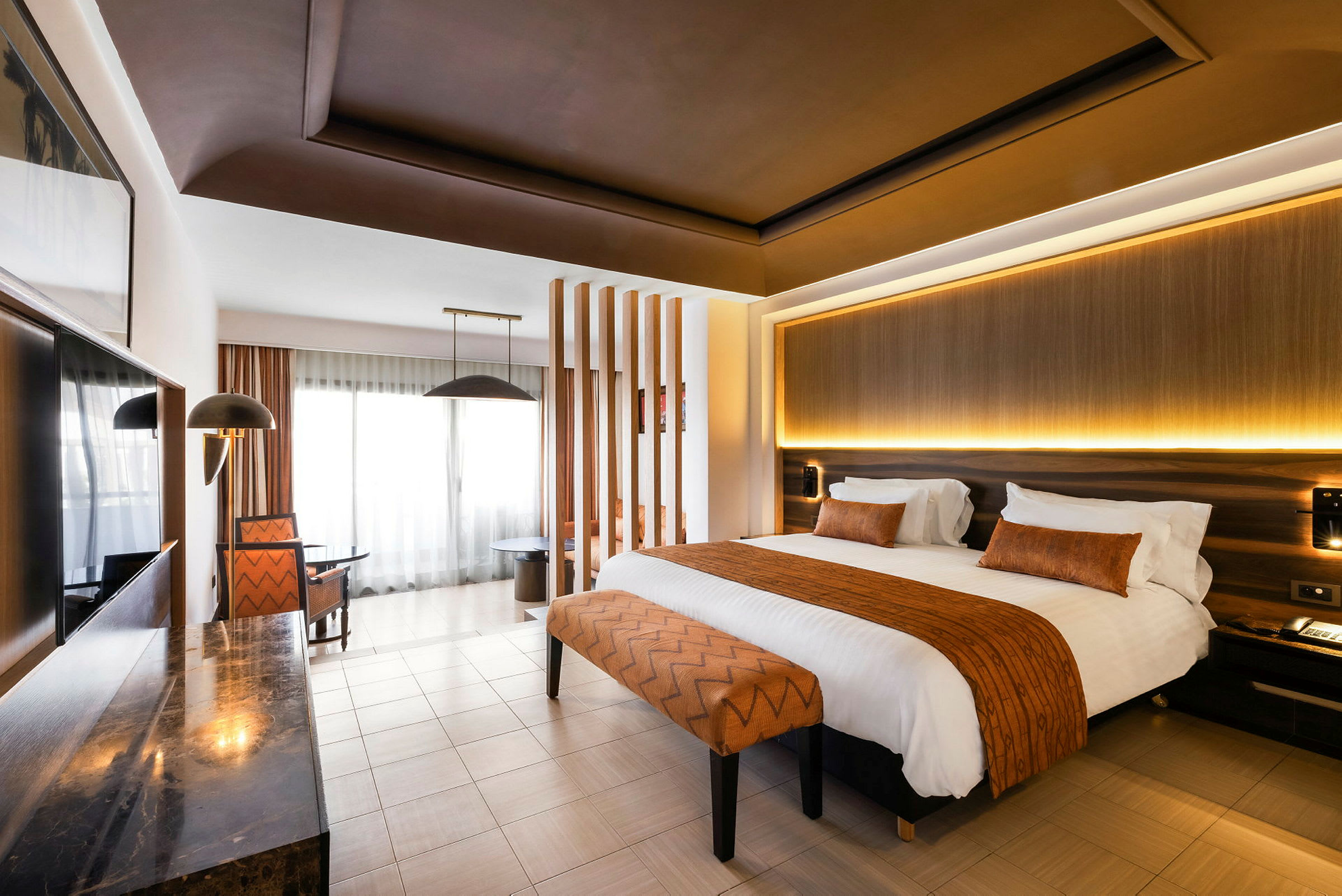 Moderne hotellrom med dobbeltseng og stilfull innredning. (AI-generert tekst)