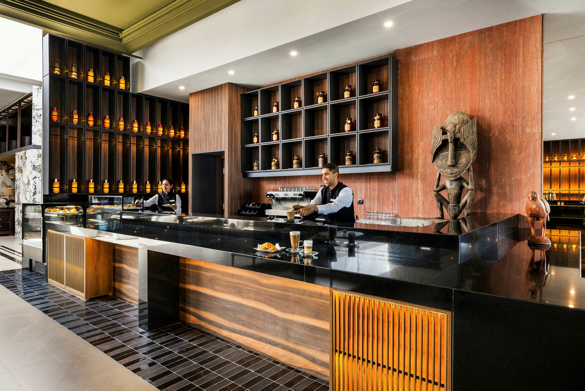 Moderne innredet hotellbar med mørke treelement og hyller fylt med flasker. (AI-generert tekst)