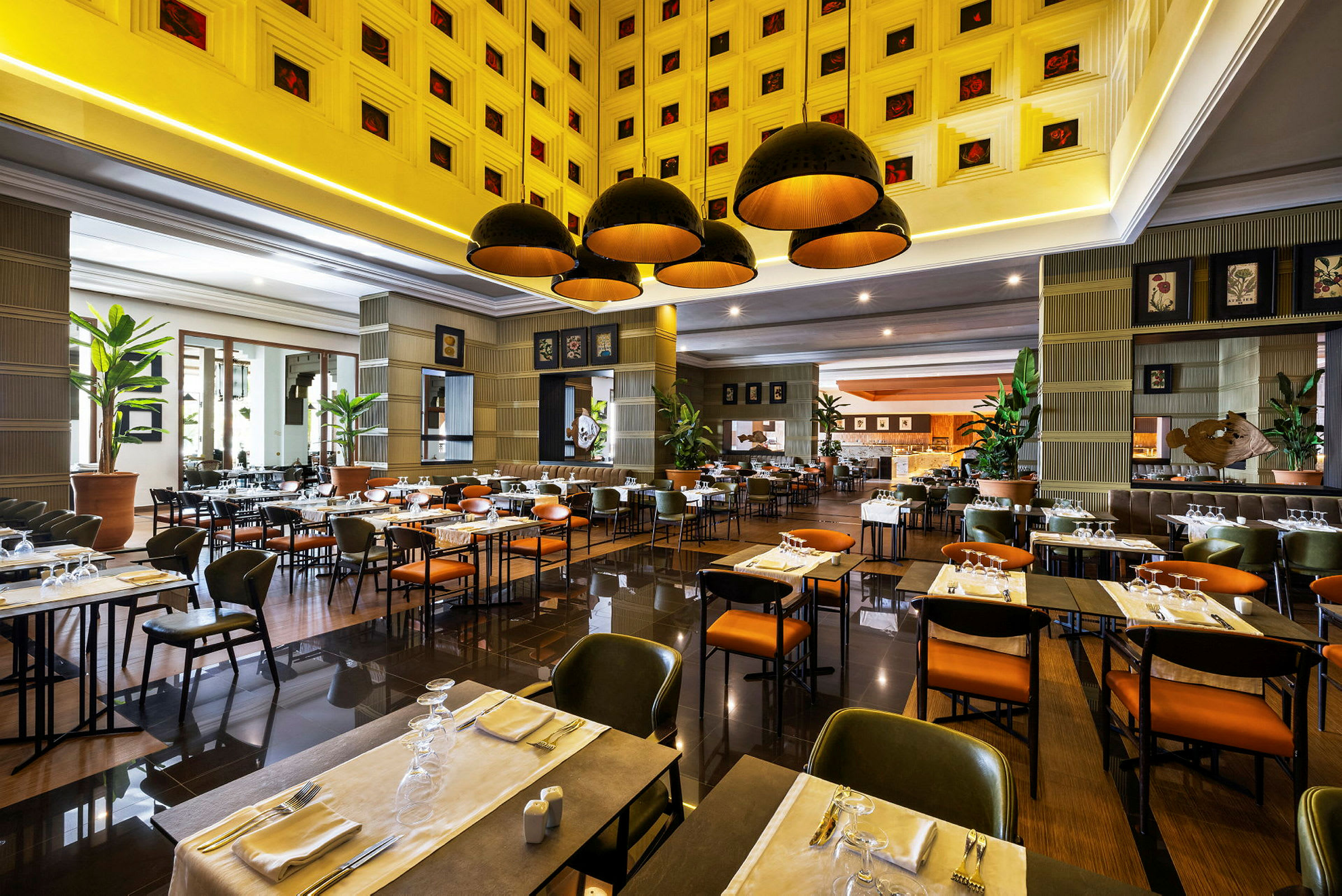 Elegant restaurant med dekkede bord og moderne interiør. (AI-generert tekst)