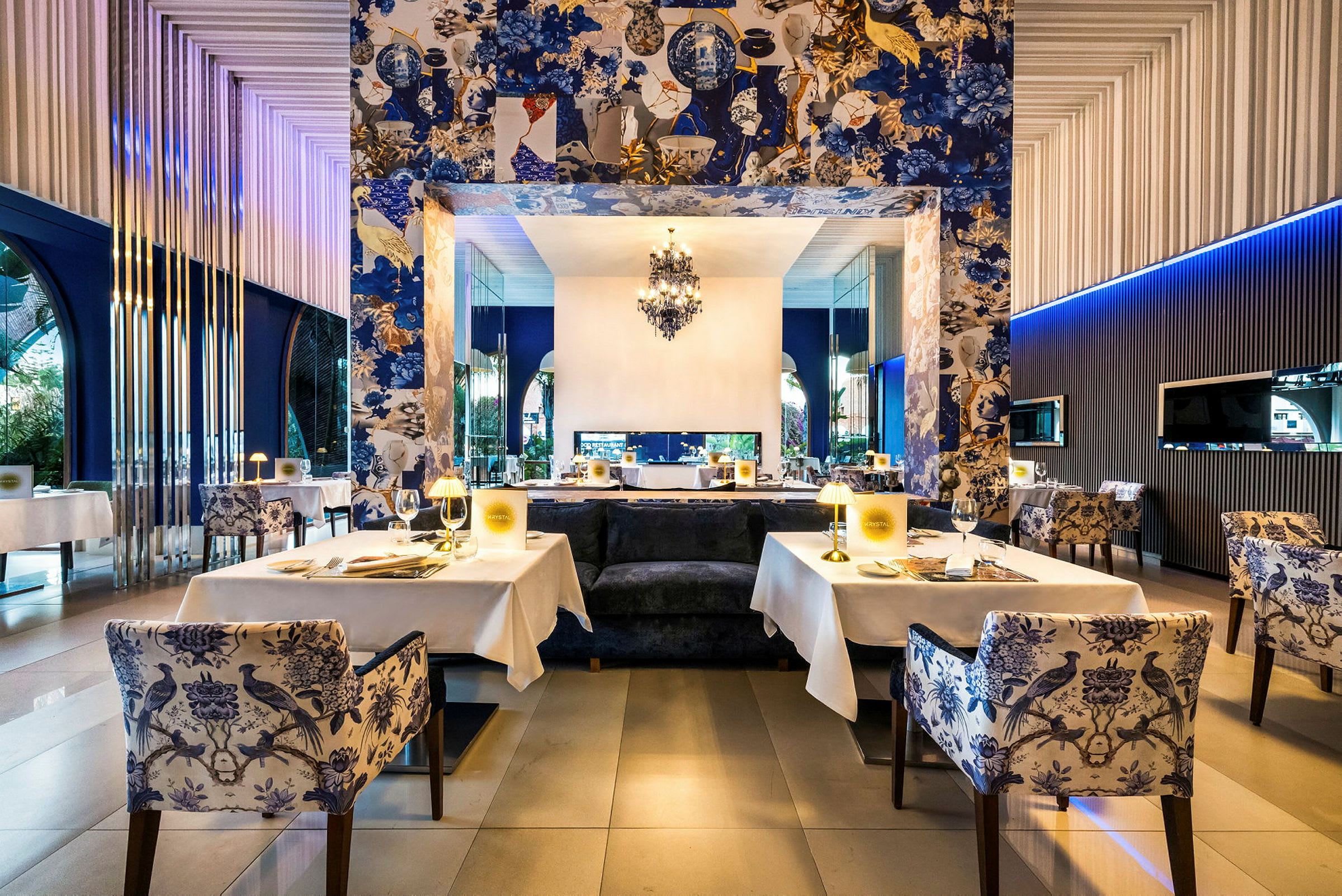 En elegant restaurant med dekte bord, dekorative blå tapeter og belysning. (AI-generert tekst)