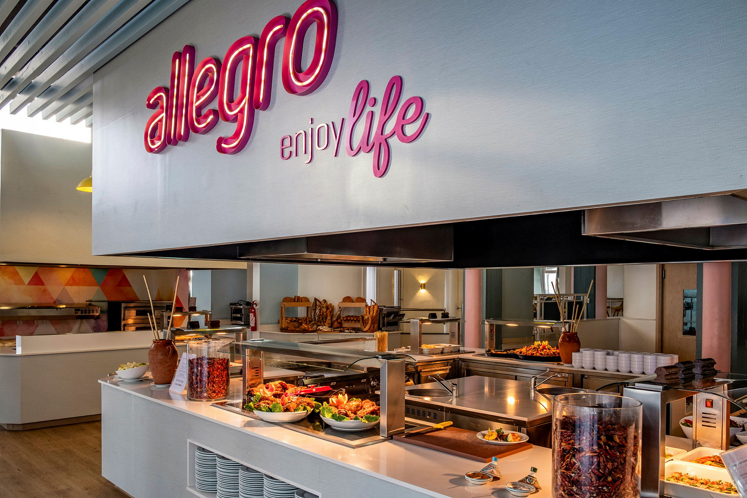 Buffetdisk med mat og tilbehør i en restaurantmiljø. (AI-generert tekst)