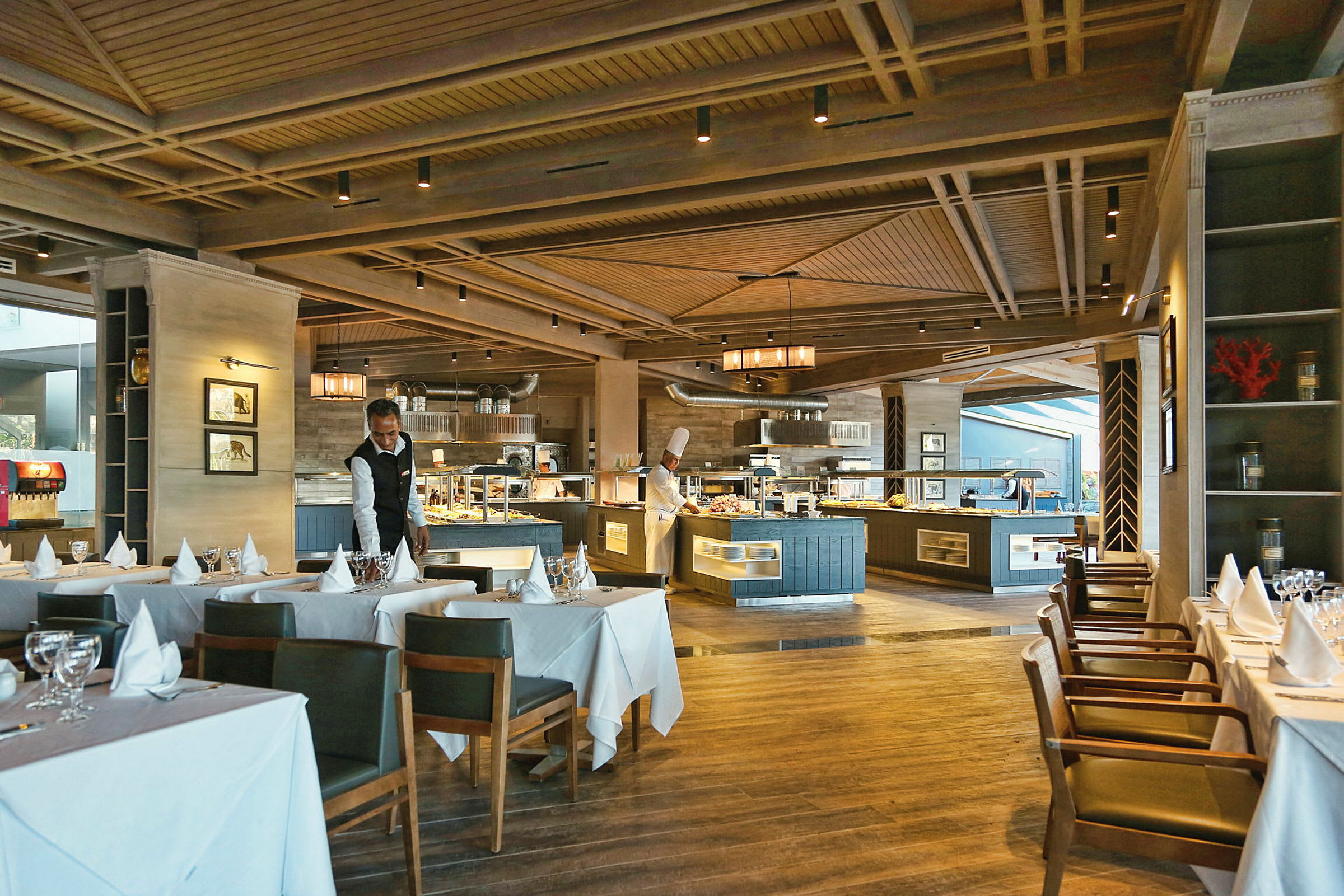 Et restaurant interiør med dekkede bord og en serveringsdisk. (AI-generert tekst)