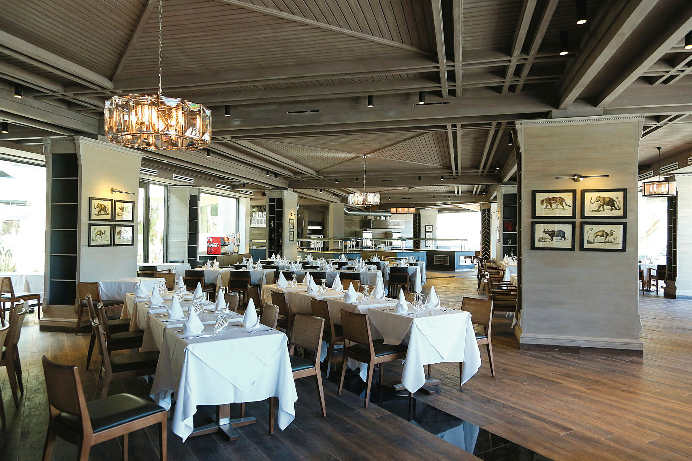 Restaurant med dekkede bord og elegante lysekroner. (AI-generert tekst)