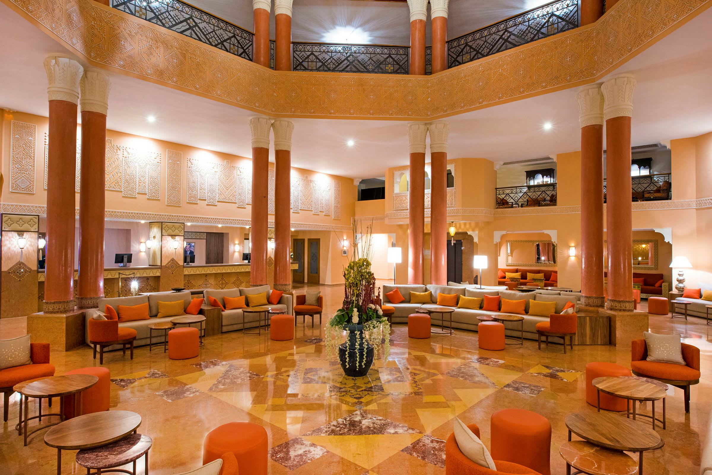 Elegant hotellobby med sittemøbler og søylegang. (AI-generert tekst)