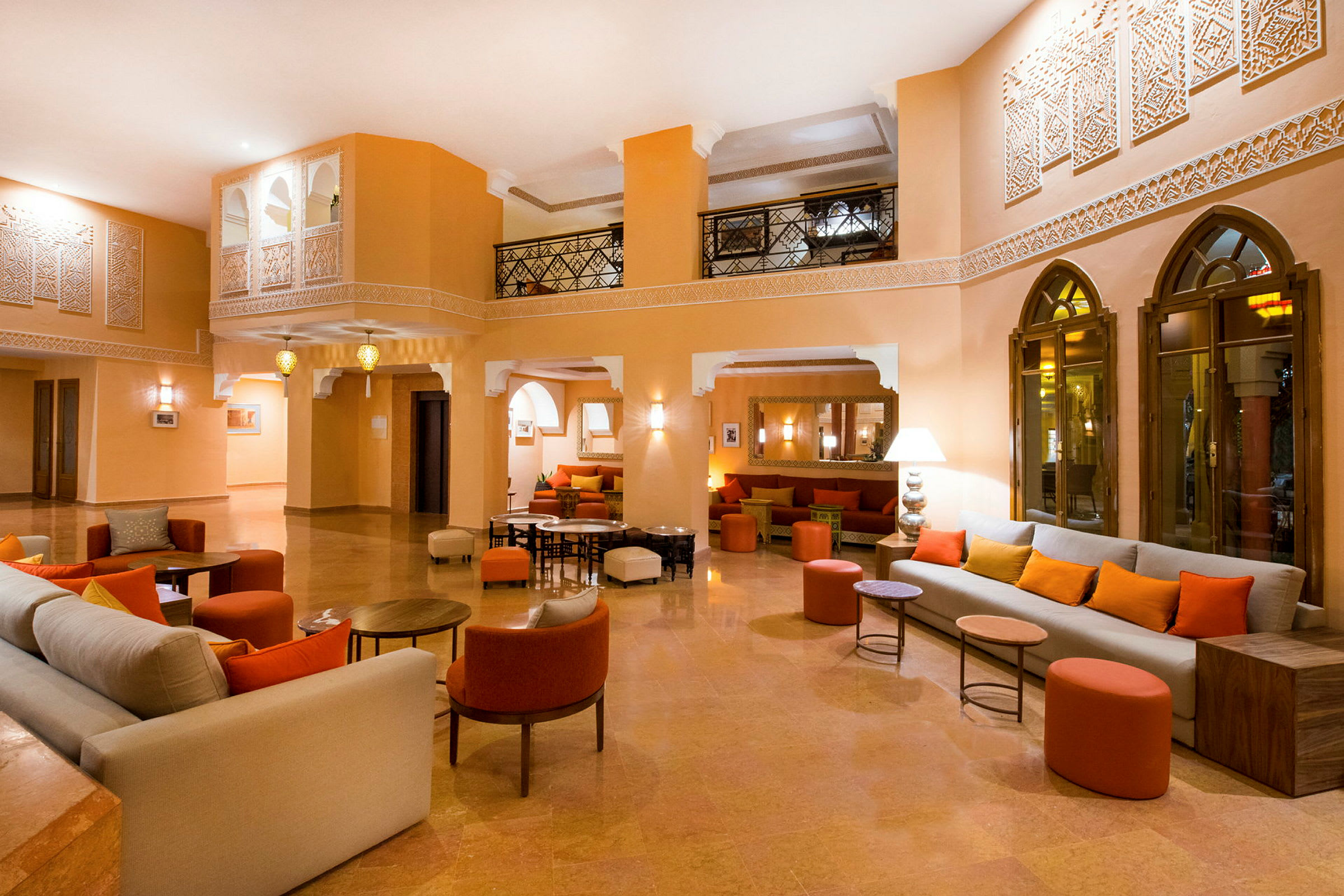 Et interiørbilde av en hotellobby med sofaer, bord og dekorative detaljer. (AI-generert tekst)