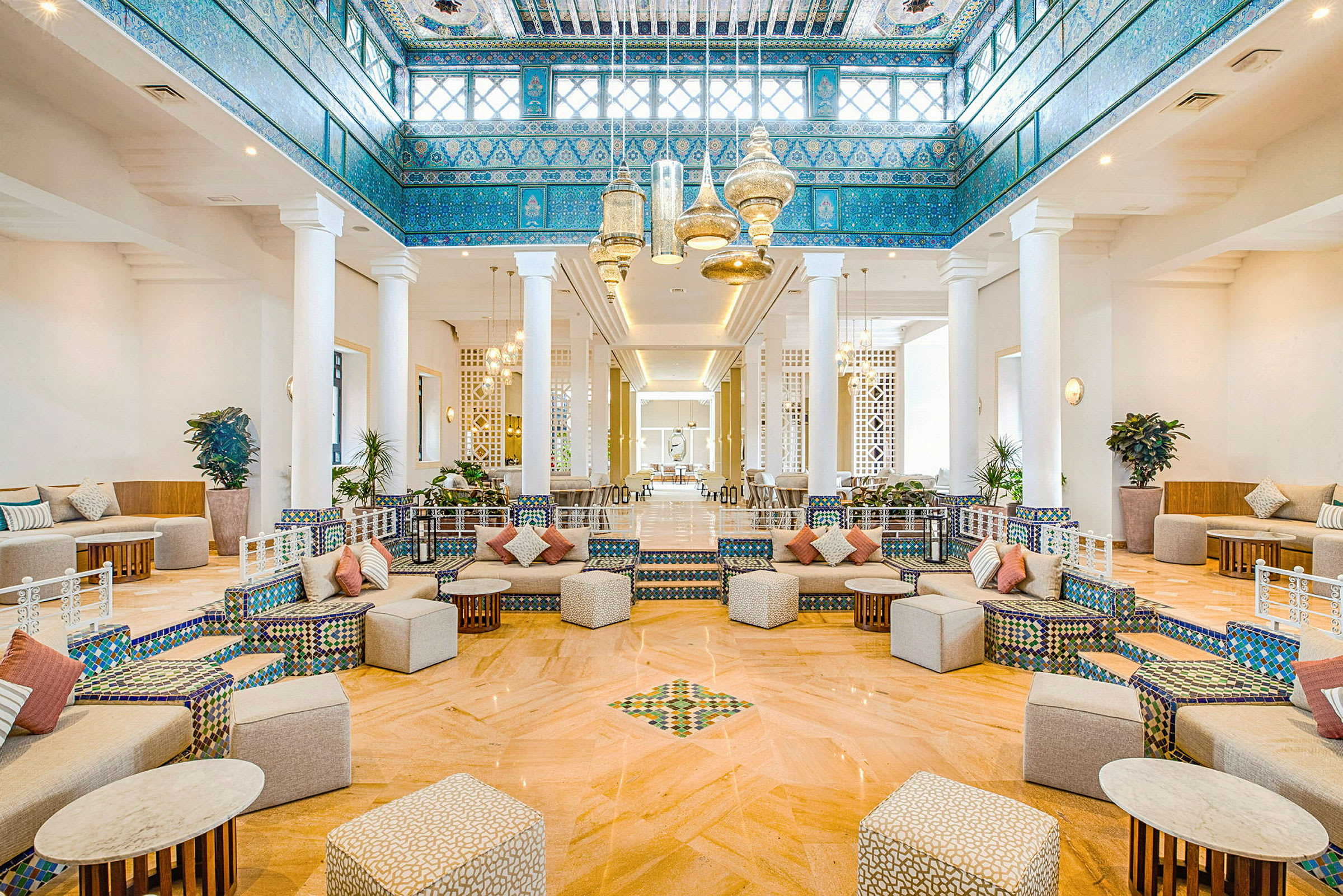 En romslig hotellobby med moderne innredning og fargerike dekorative detaljer. (AI-generert tekst)