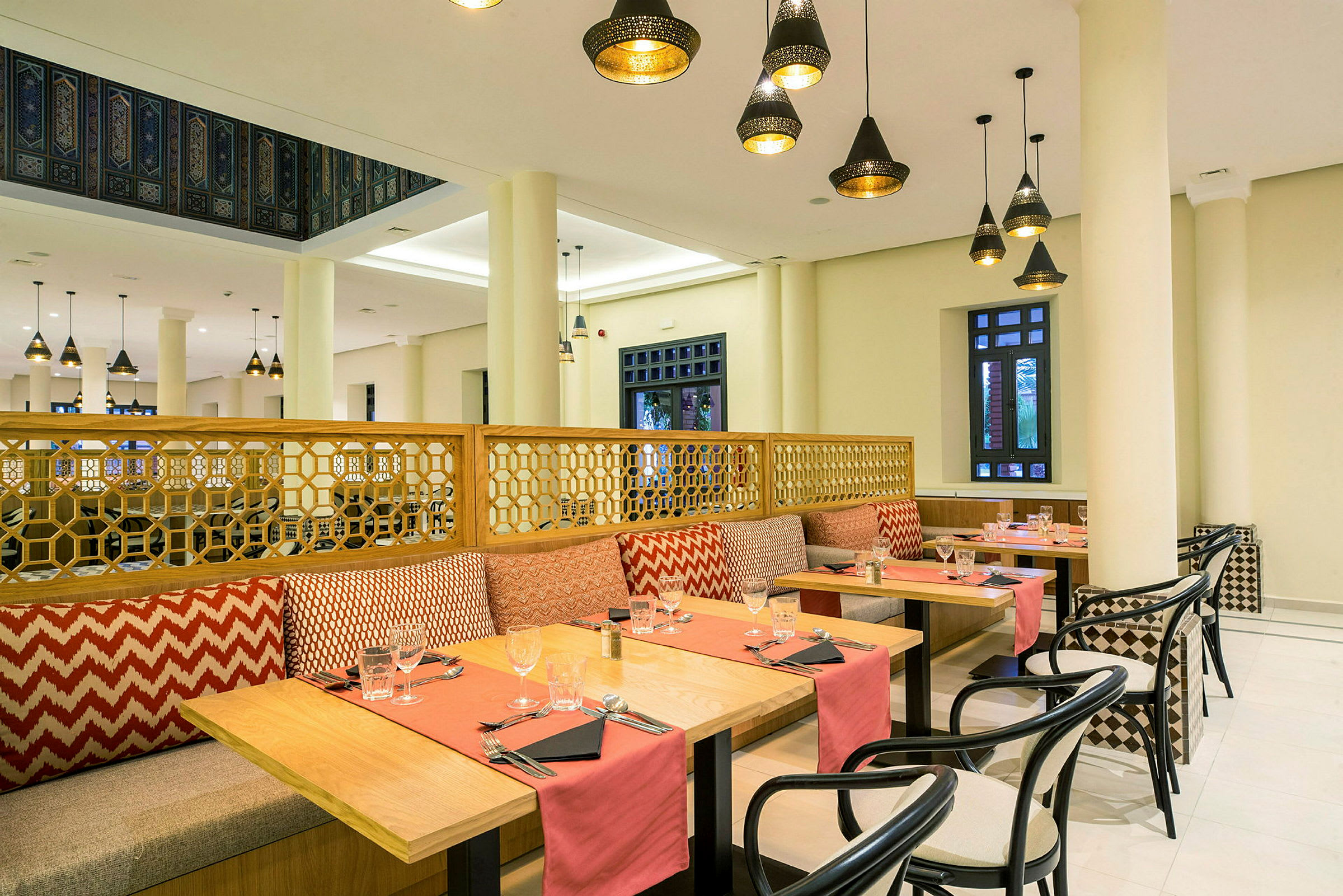Restaurant med stilfullt innredede bord og benker. (AI-generert tekst)