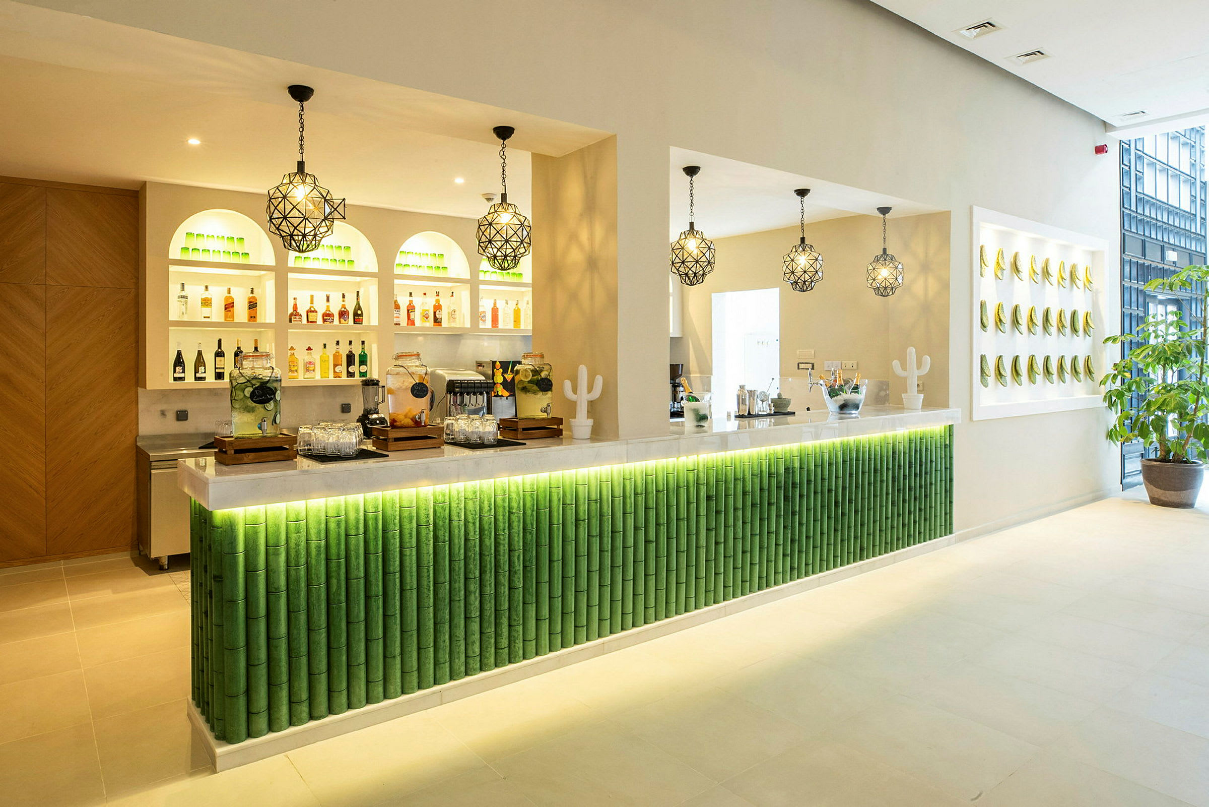 En moderne bar med opplyst grønn bambusinspirert design og drikkevarer på hyller. (AI-generert tekst)