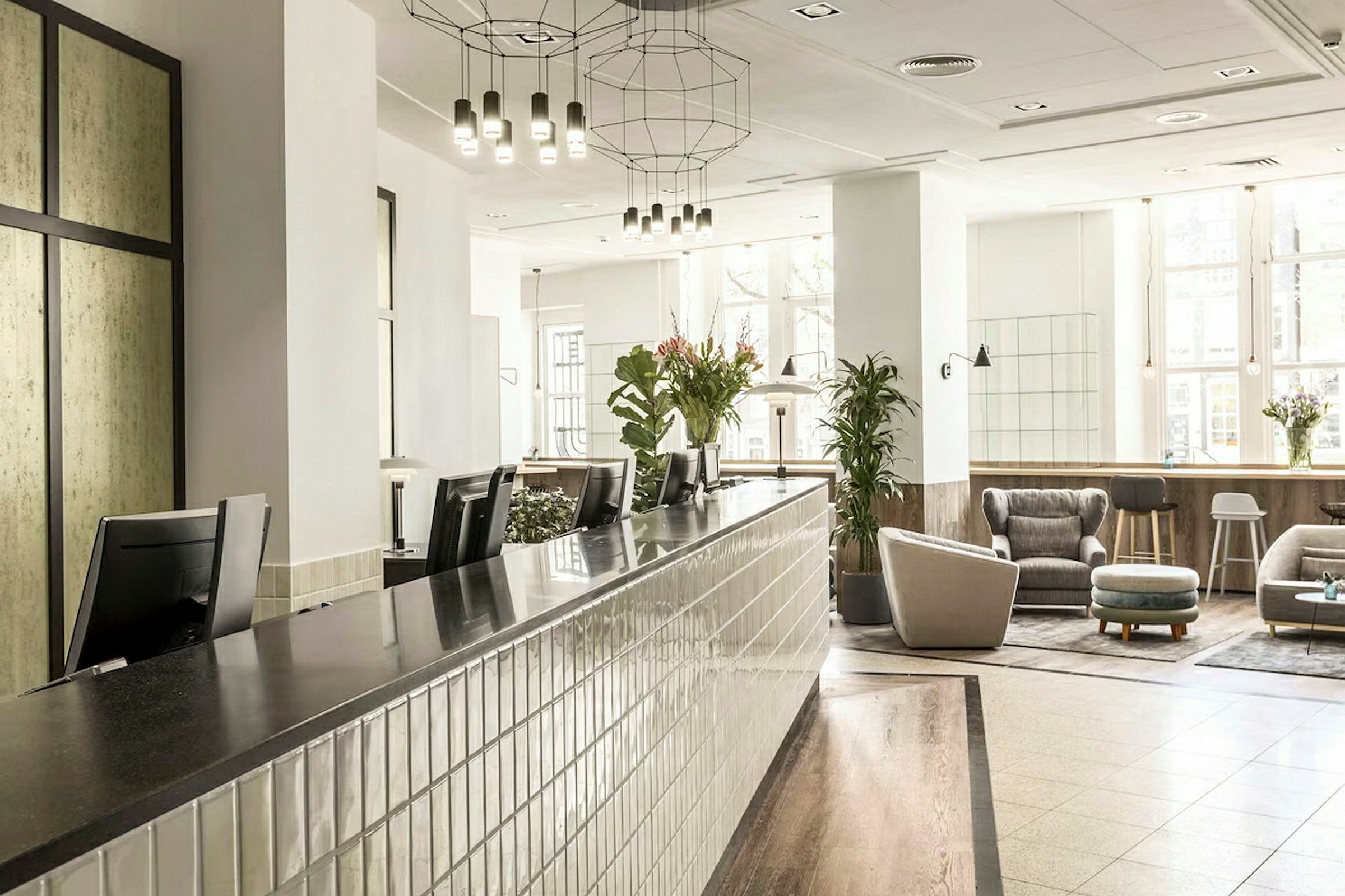 Moderne hotellresepsjon med designmøbler og dekorative lamper. (AI-generert tekst)
