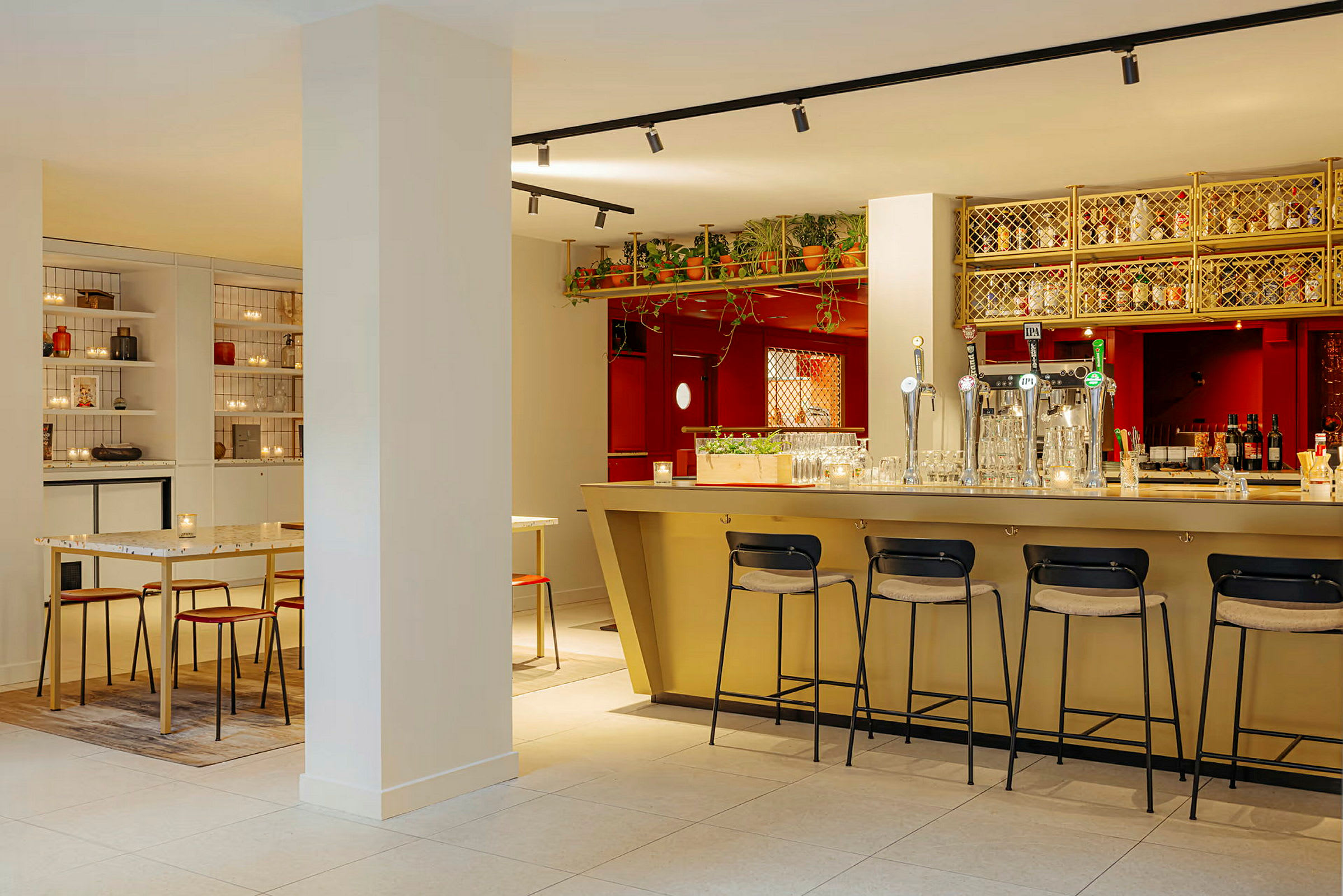 En innredet bar med sitteplasser og belysning. (AI-generert tekst)