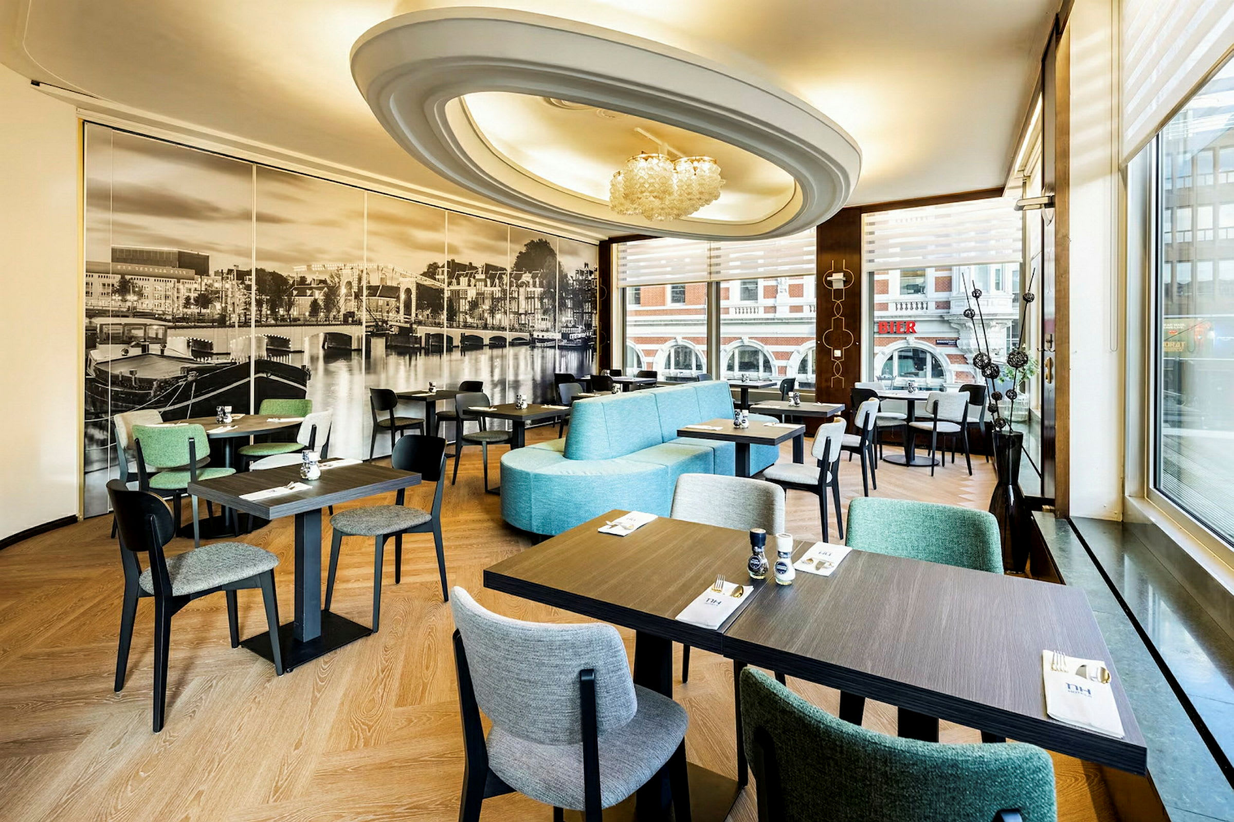 En restaurantinteriør med moderne møbler og stort fototapet av en byutsikt på veggen. (AI-generert tekst)