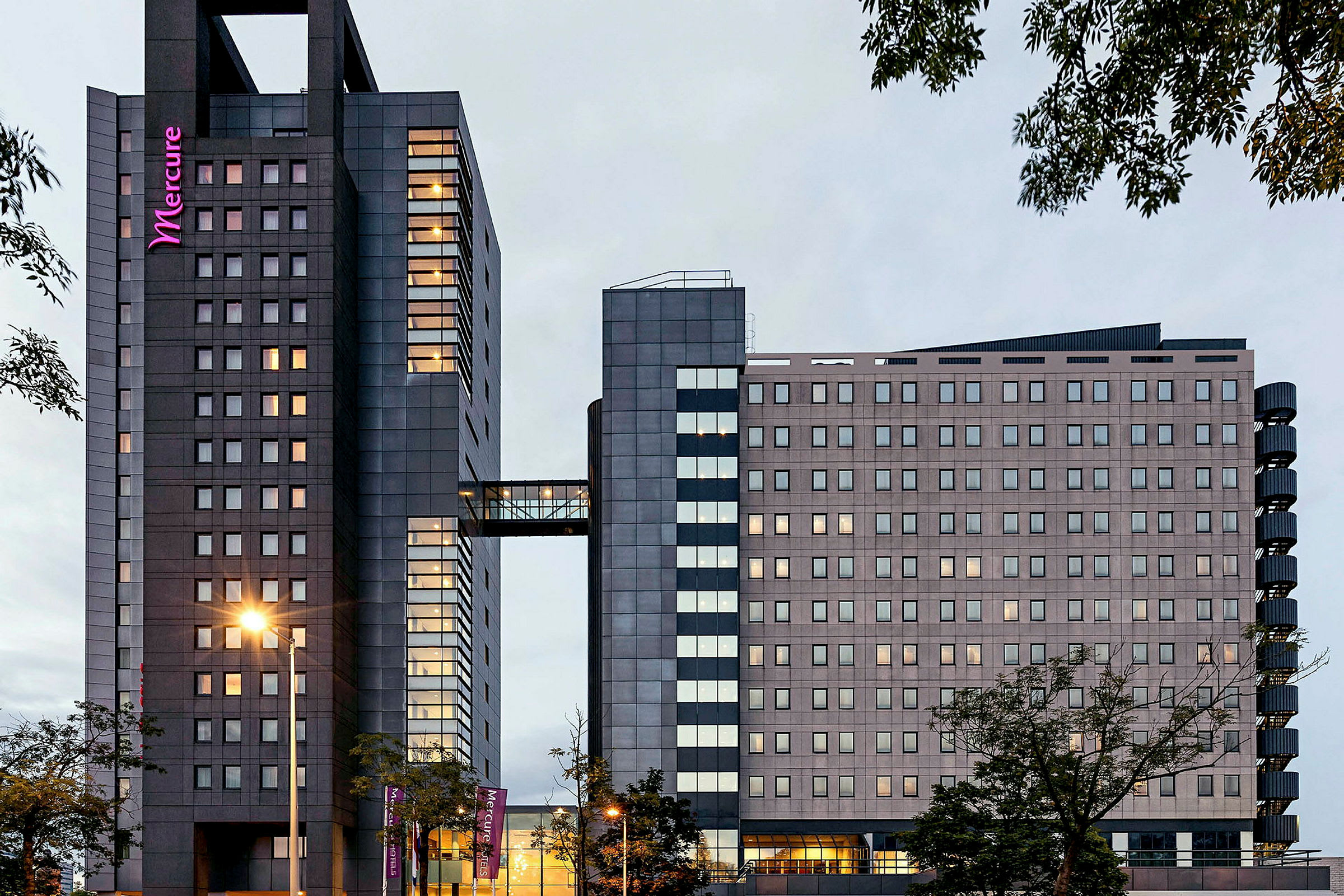 En moderne hotellbygning med glassfasade og høyhusstruktur. (AI-generert tekst)