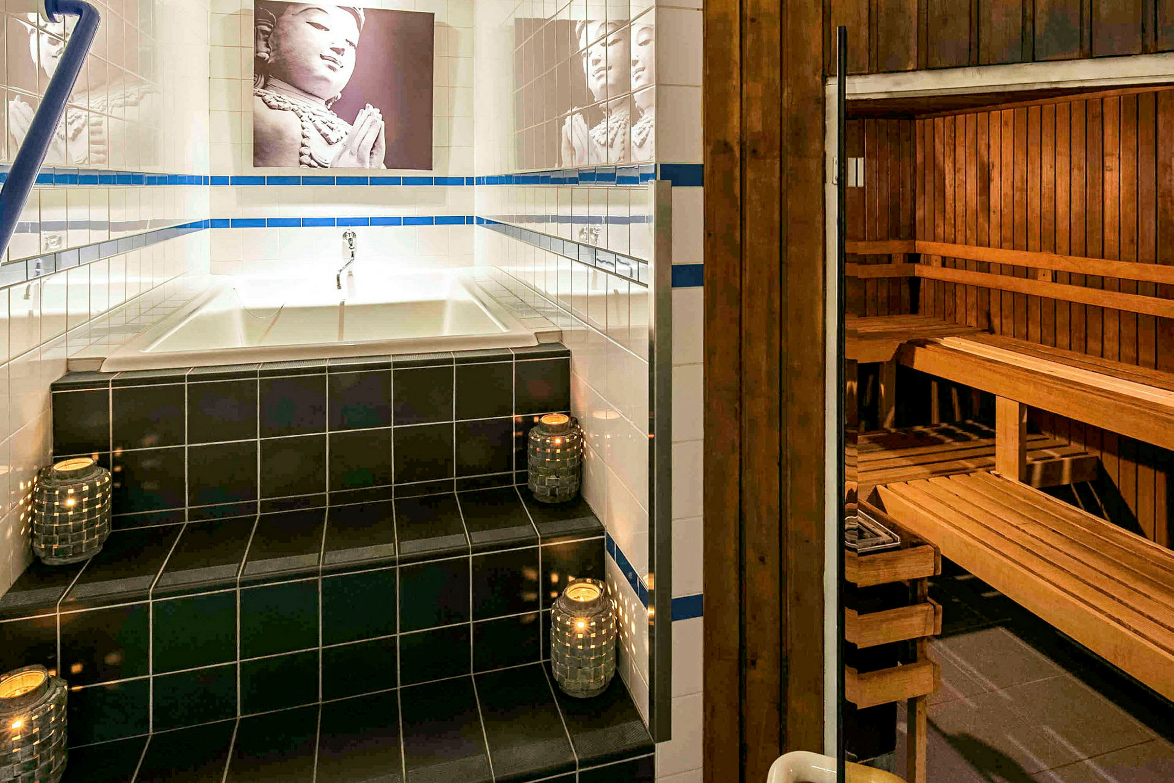 Bilde av en spa-avdeling med et badekar omgitt av lyslykter og en badstue med trebenker. (AI-generert tekst)