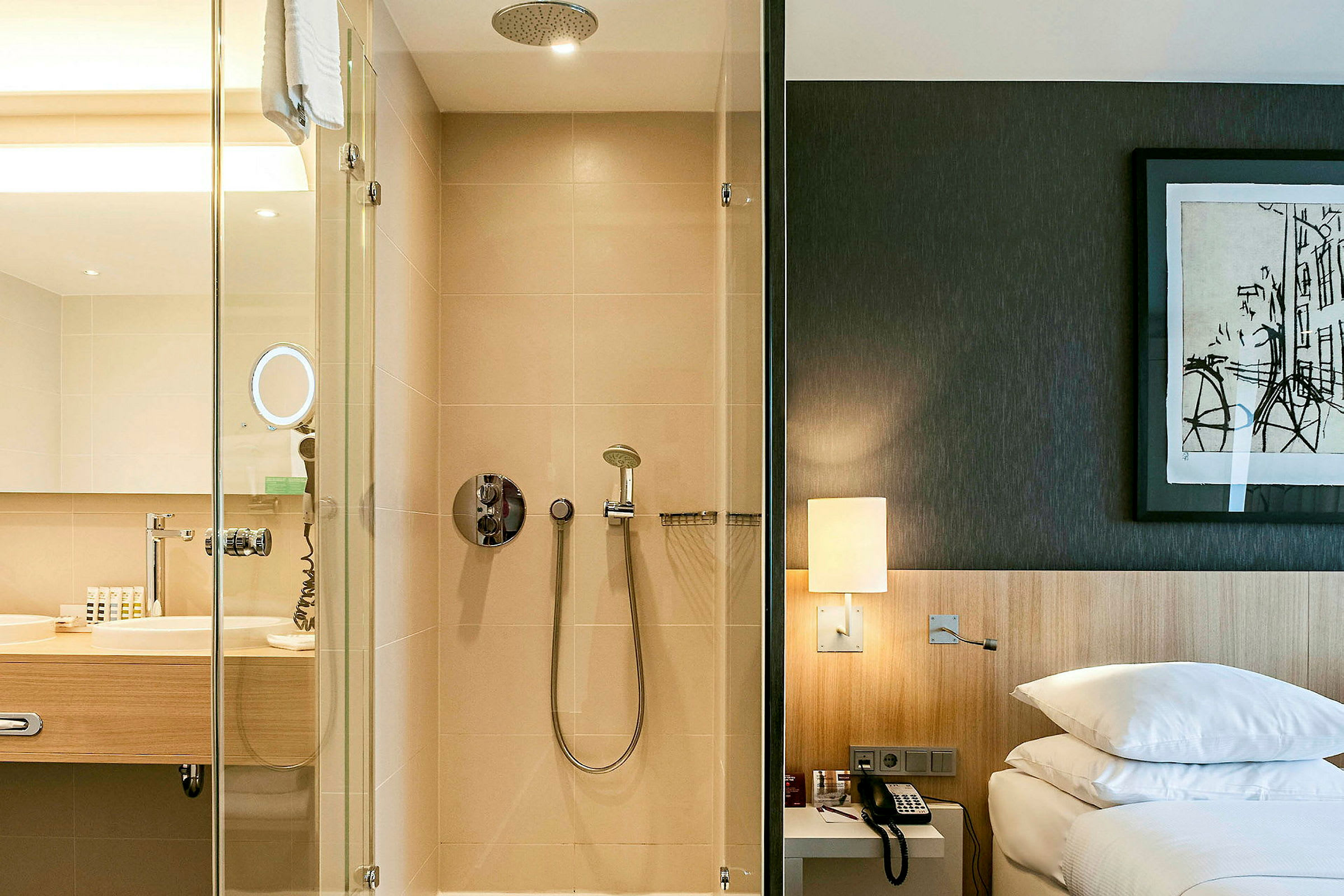 Hotellrom med dusj og soverom. (AI-generert tekst)