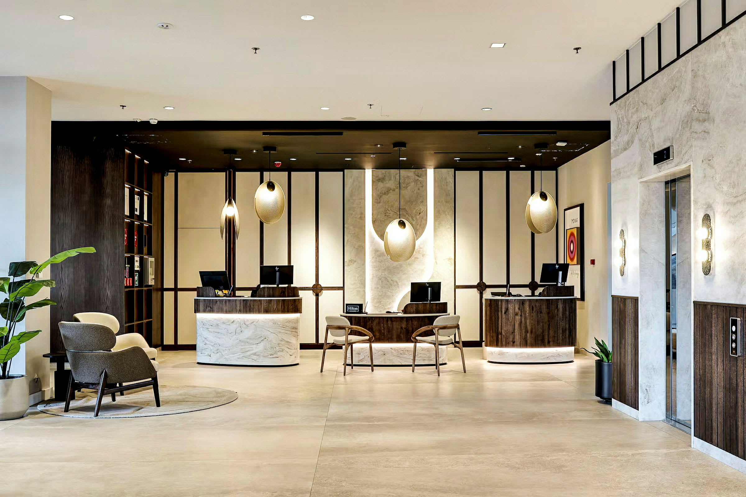 Resepsjonen i en moderne hotellobby. (AI-generert tekst)